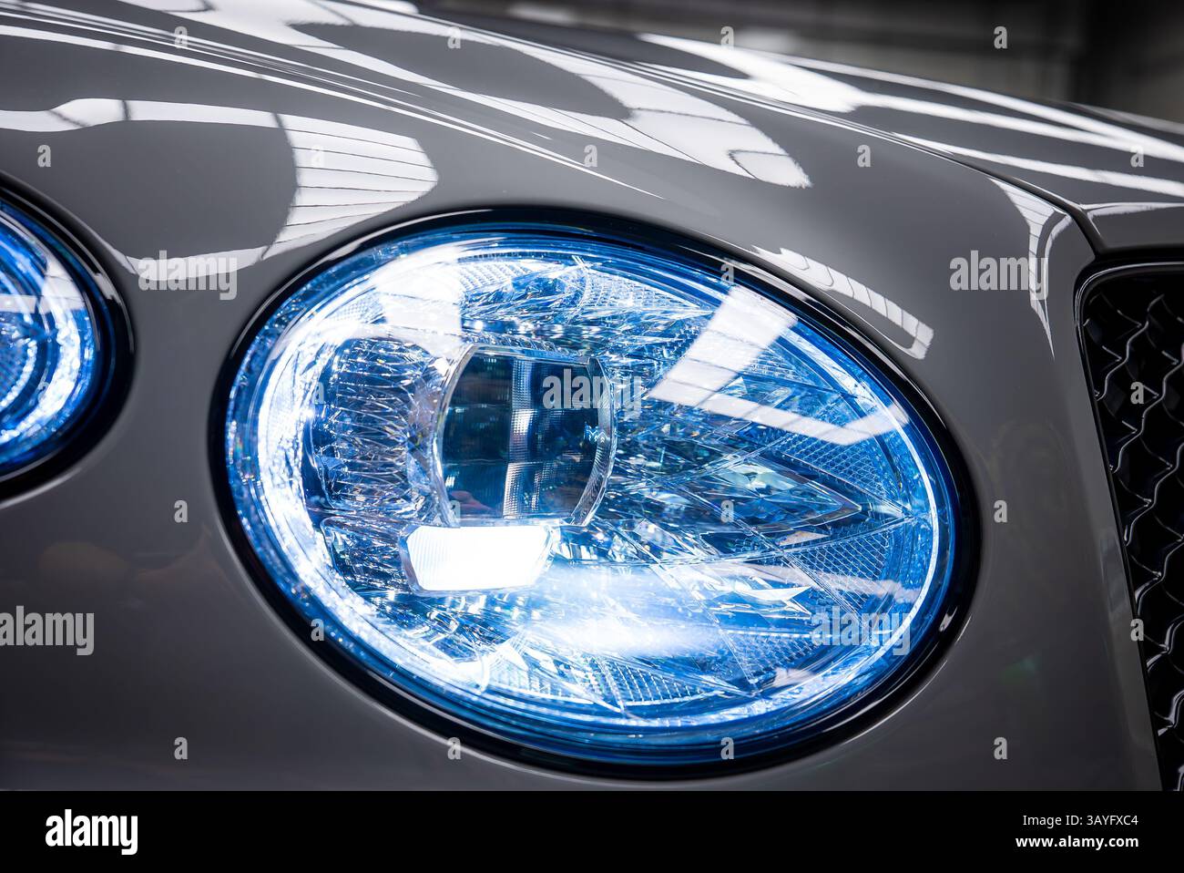 Gros plan d'un phare Bentley Bentayga avec finition brillante Banque D'Images