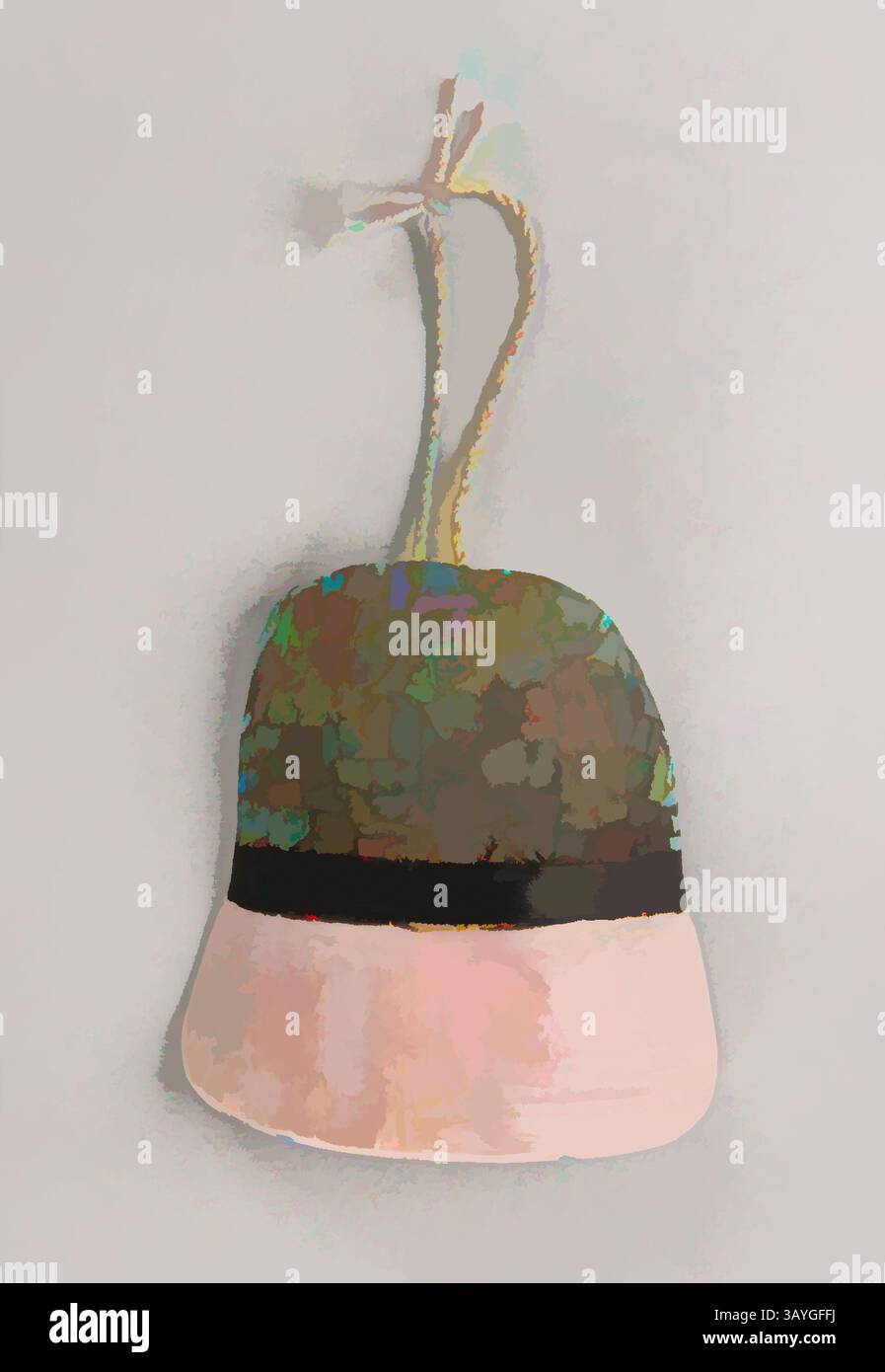 Une cloche au design créatif avec un dessus texturé et coloré et un fond lisse rose pastel, suspendu par un simple cordon. Zuni Pueblo : pendentif, Zuni Pueblo, c. 1880, coquille, turquoise, résine, fibre végétale, total : 2 13/16 x 2 9/16 x 3/4 po. (7,1 x 6,5 x 1,9 cm) Art classique avec une touche moderne réinventée par Artotop Banque D'Images