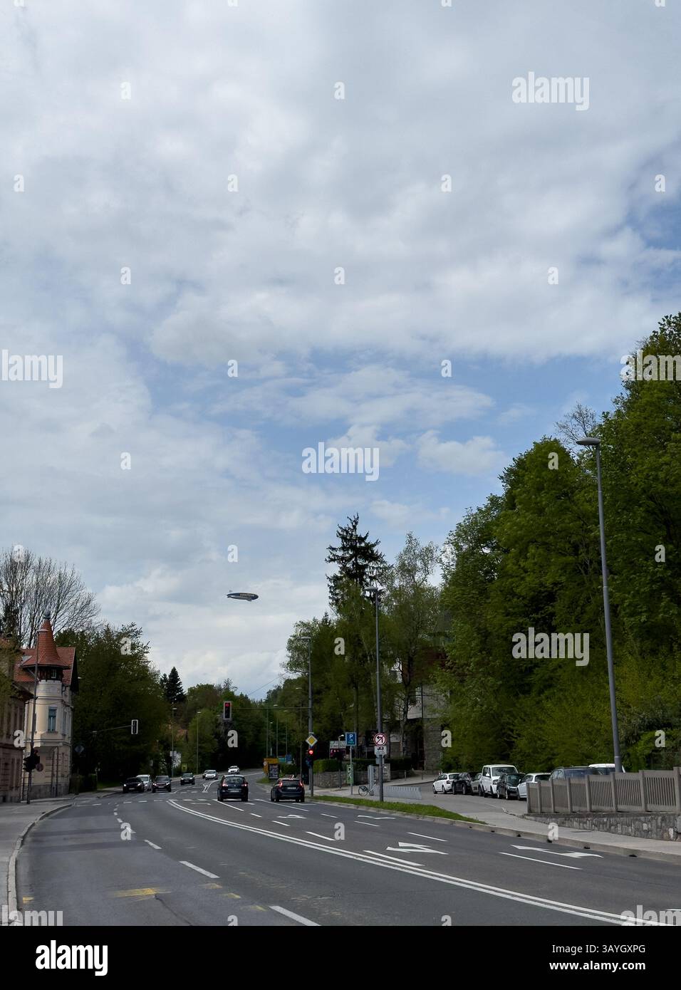 Ljubljana, Slovénie, 22.4,2025 : 'GOODYEAR' blimp Flying Over Ljubljana.lors de sa tournée européenne de 100e anniversaire. Une photo mobile spontanée - Image de stock capturée avec un smartphone