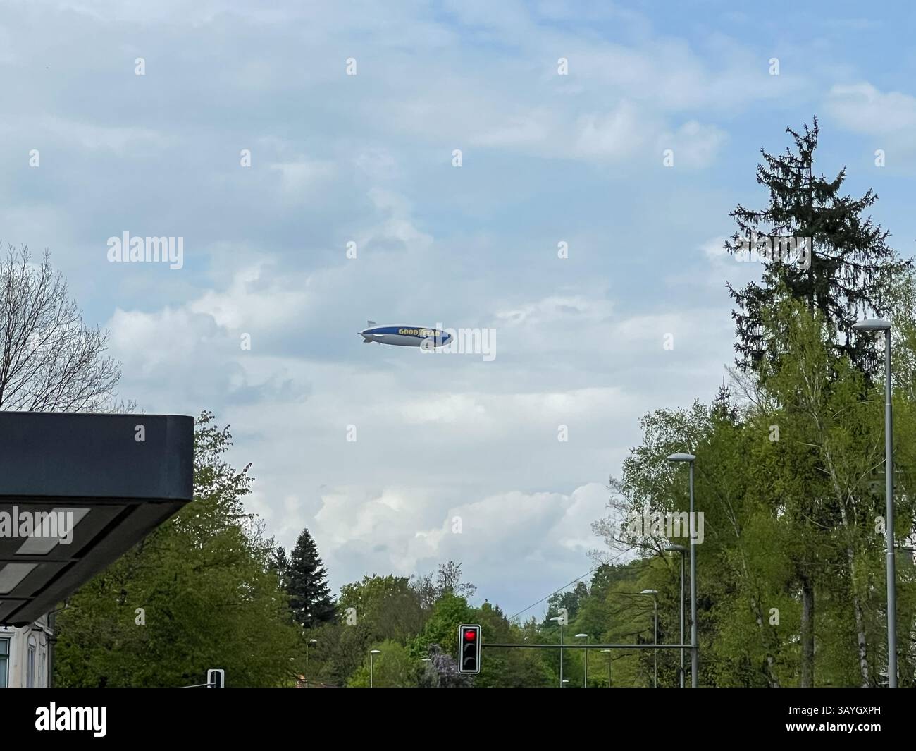 Ljubljana, Slovénie – le 22 avril 2025 : L'emblématique dirigeable GOODYEAR survole une Ljubljana lors de sa tournée européenne du 100e anniversaire. photo spontanée - Image de stock capturée avec un smartphone