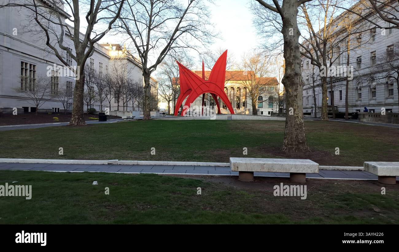 Alfred E Burr Mall dans le centre-ville, avec le dinosaure de Hartford, alias Calder Stegosaurus, sculpture d'Alexander Calder, Hartford, CT, USA Banque D'Images