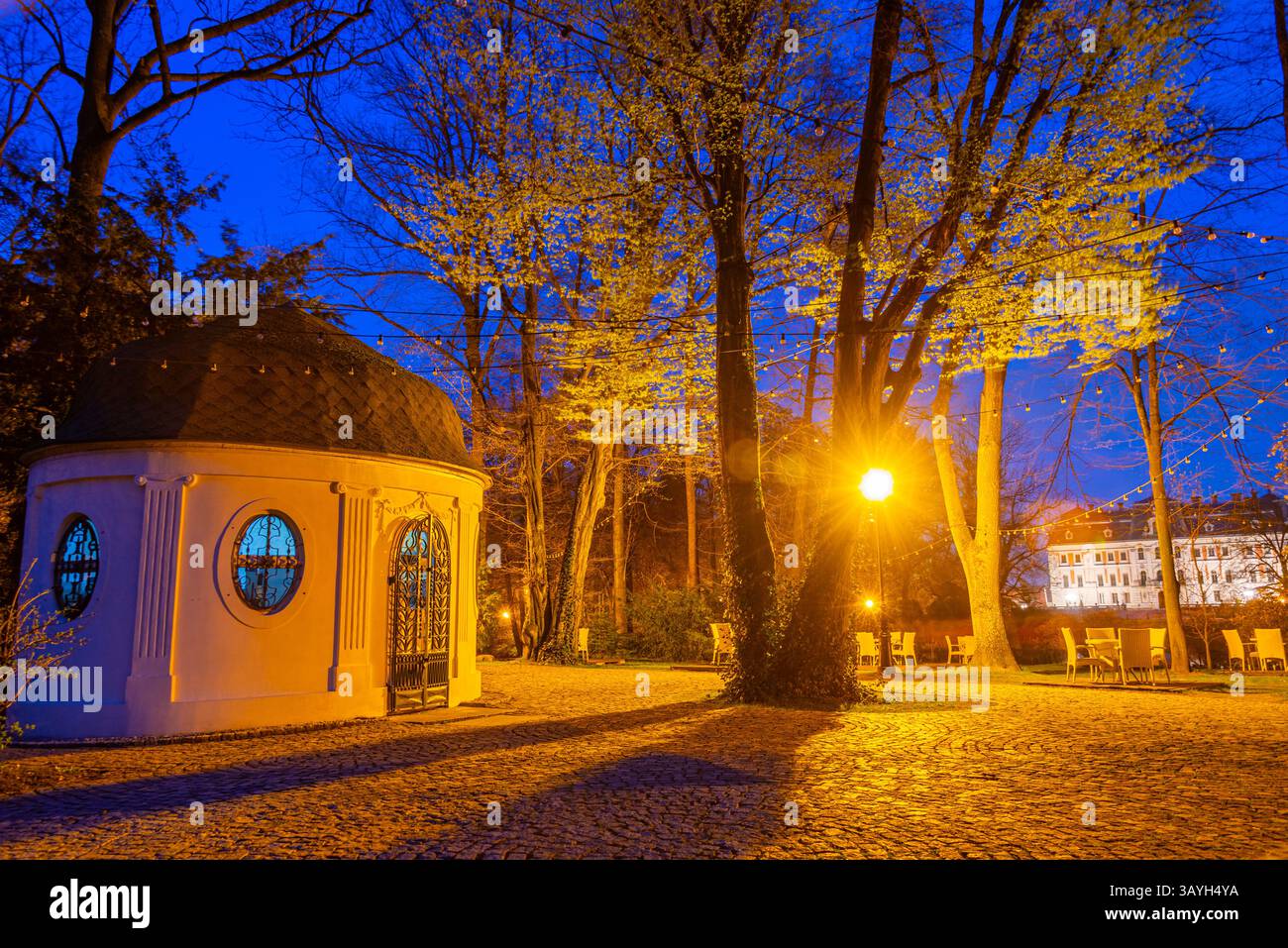 Maison de thé au parc du château de Pszczyna en Pologne. IMAGE Banque D'Images