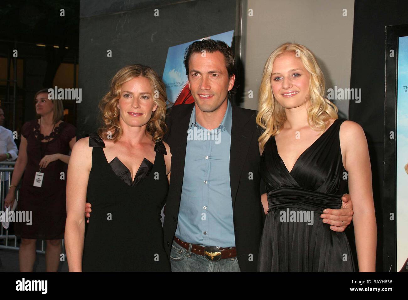 31 mai 2007 - New York, New York, États-Unis - K53291PSC. PREMIÈRE DE GRACIE AU AMC LOEWS LINCOLN PLAZA, NEW YORK New York 05-30-2007. - 2007.ELISABETH SHUE ANDREW SHUE ET CARLY SCHROEDER(crédit image : © Paul Schmulbach/Globe photos/ZUMAPRESS.com) Banque D'Images 31 mai 2007 - New York, New York, États-Unis - K53291PSC. PREMIÈRE DE GRACIE AU AMC LOEWS LINCOLN PLAZA, NEW YORK New York 05-30-2007. - 2007.ELISABETH SHUE ANDREW SHUE ET CARLY SCHROEDER(crédit image : © Paul Schmulbach/Globe photos/ZUMAPRESS.com) Banque D'Images