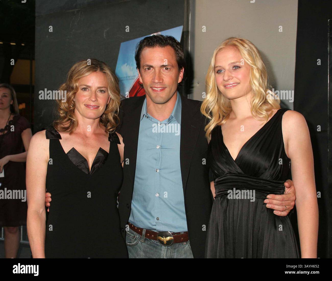 31 mai 2007 - New York, New York, États-Unis - K53291PSC. PREMIÈRE DE GRACIE AU AMC LOEWS LINCOLN PLAZA, NEW YORK New York 05-30-2007. - 2007.ELISABETH SHUE ANDREW SHUE ET CARLY SCHROEDER(crédit image : © Paul Schmulbach/Globe photos/ZUMAPRESS.com) Banque D'Images 31 mai 2007 - New York, New York, États-Unis - K53291PSC. PREMIÈRE DE GRACIE AU AMC LOEWS LINCOLN PLAZA, NEW YORK New York 05-30-2007. - 2007.ELISABETH SHUE ANDREW SHUE ET CARLY SCHROEDER(crédit image : © Paul Schmulbach/Globe photos/ZUMAPRESS.com) Banque D'Images