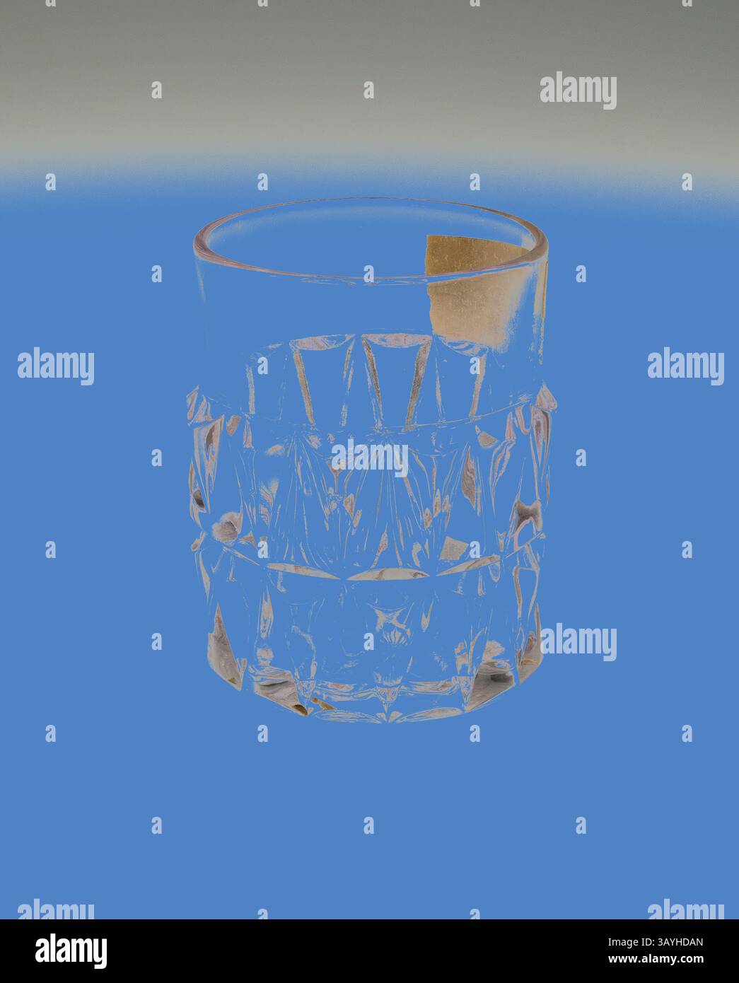 Un verre finement coupé contient quelques onces de liquide, réfléchissant la lumière dans des motifs complexes. L'arrière-plan contraste fortement, améliorant la clarté et les détails du design du verre. Bécher, 19ème siècle, Angleterre, verre, teinté violet, H. 9,2 cm (3 5/8 po) Art classique avec une touche moderne réinventé par Artotop Banque D'Images