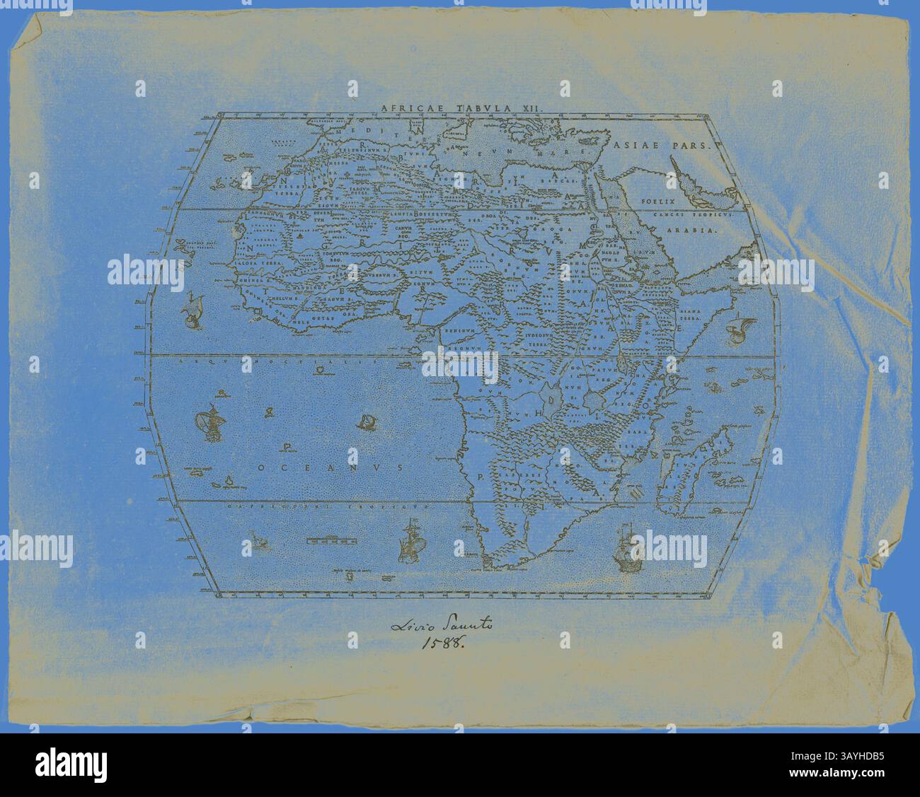 Une carte de 1888 de l'Afrique, avec des marquages géographiques détaillés, des côtes et des régions étiquetées, présentés avec un fond bleu et jaune unique. Le dessin comprend une bordure décorative et le titre 'Africa Tabula III. Africae Tabula XII, 1588, réimprimé en 1889, artiste inconnu (anglais, XIXe siècle), après Livio Sanuto (italien, 1520-1576), Angleterre, gravure en noir sur papier crème, 255 × 322 mm Art classique avec une touche moderne réinventée par Artotop Banque D'Images