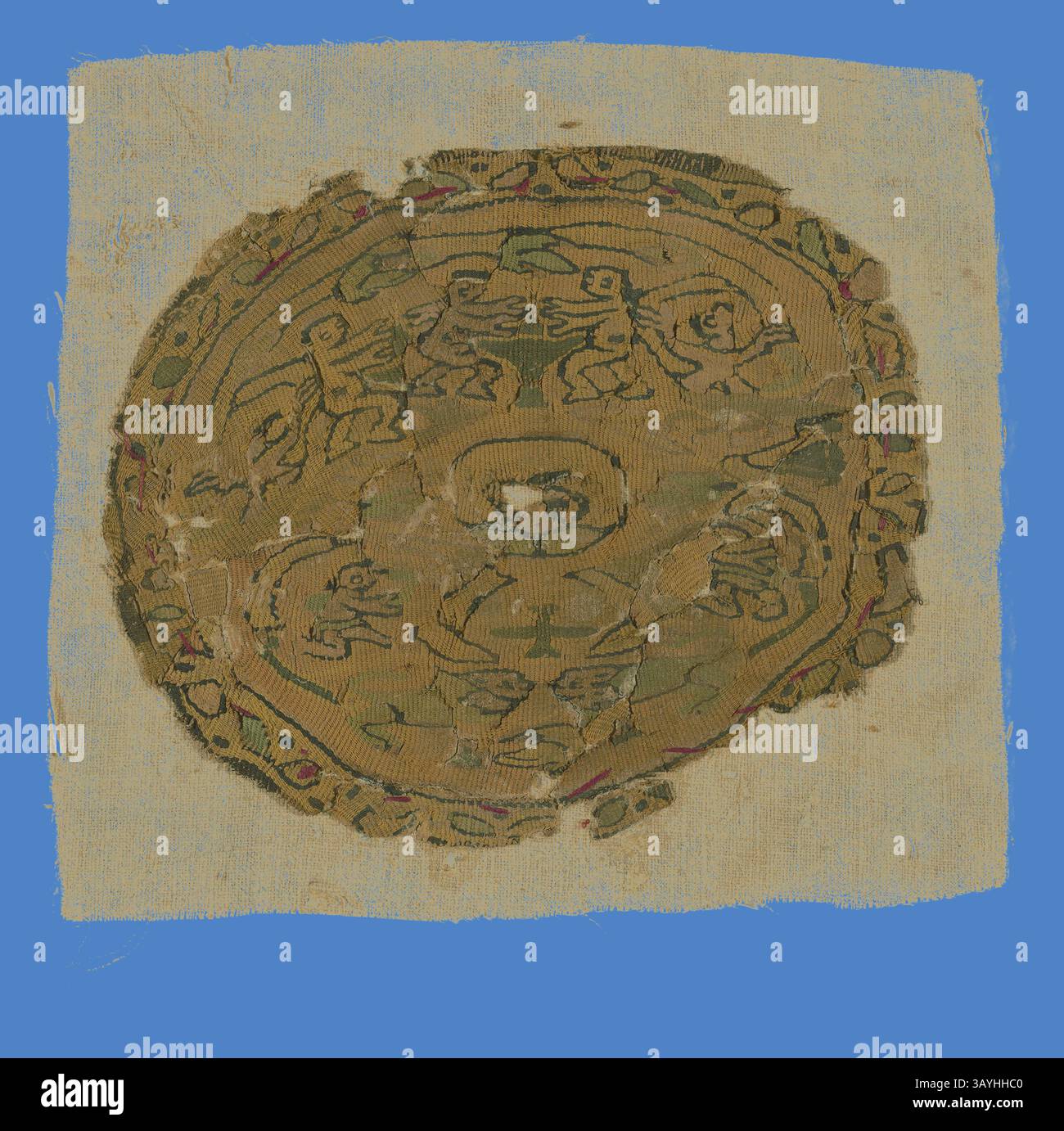 Un textile au design complexe avec des motifs circulaires et des figures stylisées, mettant en valeur un mélange de motifs artistiques et de couleurs qui reflètent l'importance culturelle. Les bords montrent des signes d'âge, suggérant sa valeur historique. Cocarde, période romaine (30 av. J.-C.– 641 après J.-C.)/période arabe (641–969), 6e/8e siècle, copte, Égypte, Égypte, lin et laine, tissage tapisserie, 15 × 18,5 cm (5 7/8 × 7 1/4 po) Art classique avec une touche moderne réinventé par Artotop Banque D'Images