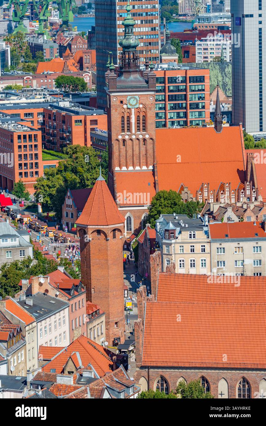 Vue panoramique de l'église de Catherine à Gdansk, Pologne. IMAGE Banque D'Images