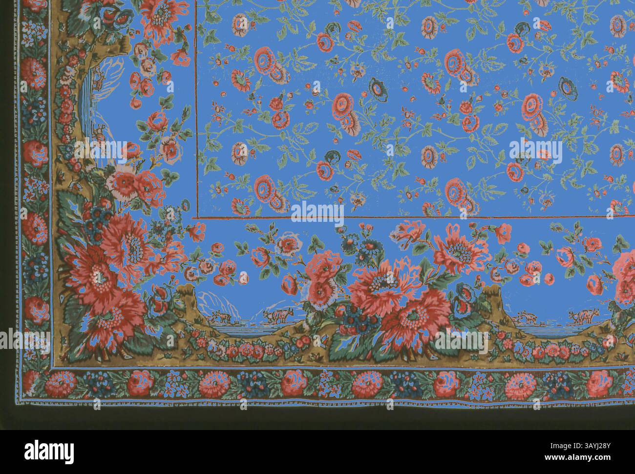 Un tissu éclatant arborant un riche motif fleuri avec des fleurs rouges audacieuses et un feuillage vert complexe sur fond bleu vif. Le design est encadré par une bordure décorative, améliorant son esthétique colorée. Panneau (peut-être un châle ou couvre-lit ?), 19ème siècle, Angleterre, tissage Uni, bloc imprimé, 267 × 222,5 cm (105 1/8 × 87 1/2 po) Art classique avec une touche moderne réinventé par Artotop Banque D'Images