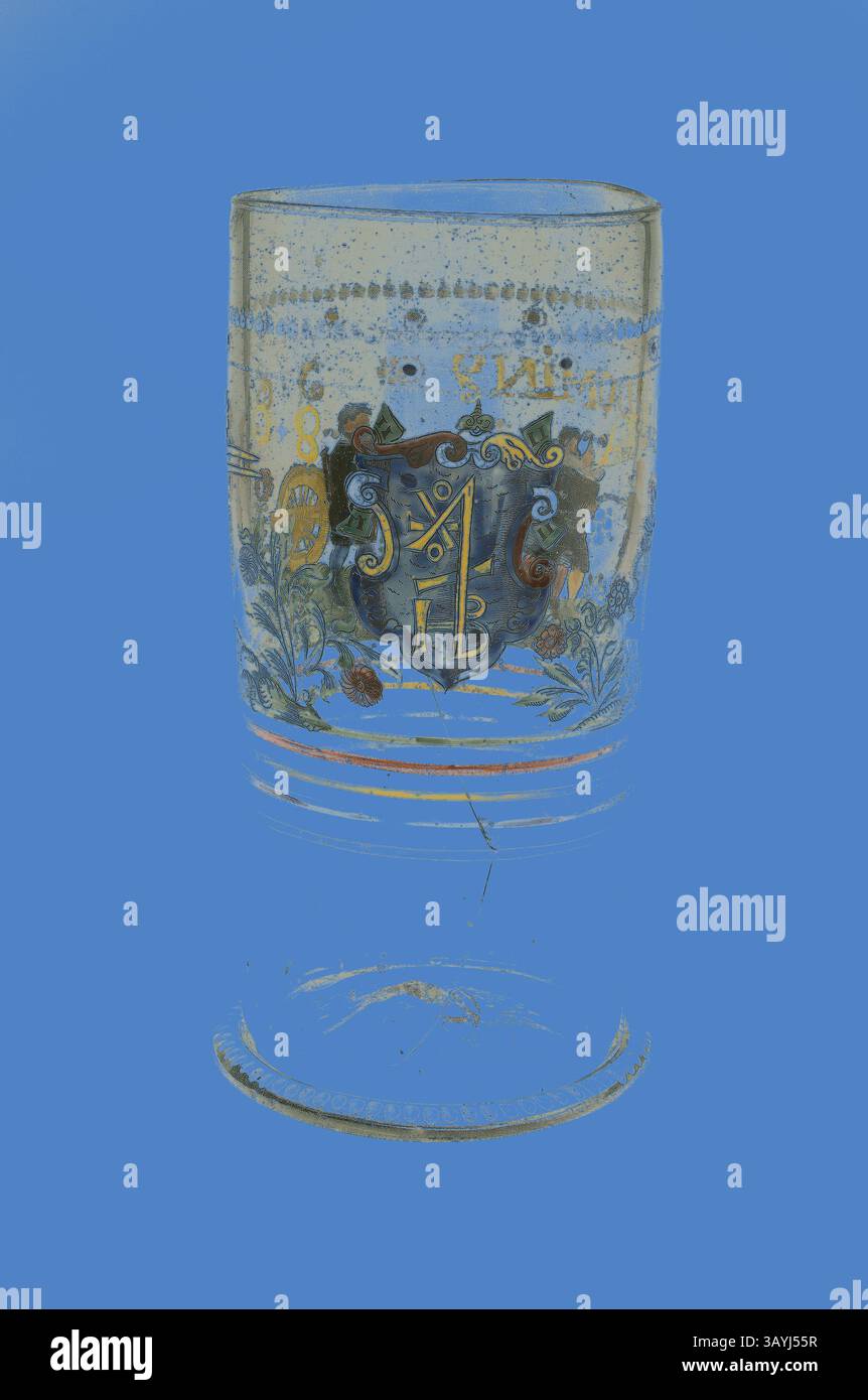 Un verre décoratif aux motifs complexes et aux couleurs vives, mettant en évidence un chiffre « 1 » audacieux entouré de motifs floraux élaborés. Grand bécher (Humpen), 1608, Bohême, République tchèque, Bohême, verre, H. 26 cm (10 1/4 po) Art classique avec une touche moderne réinventé par Artotop Banque D'Images