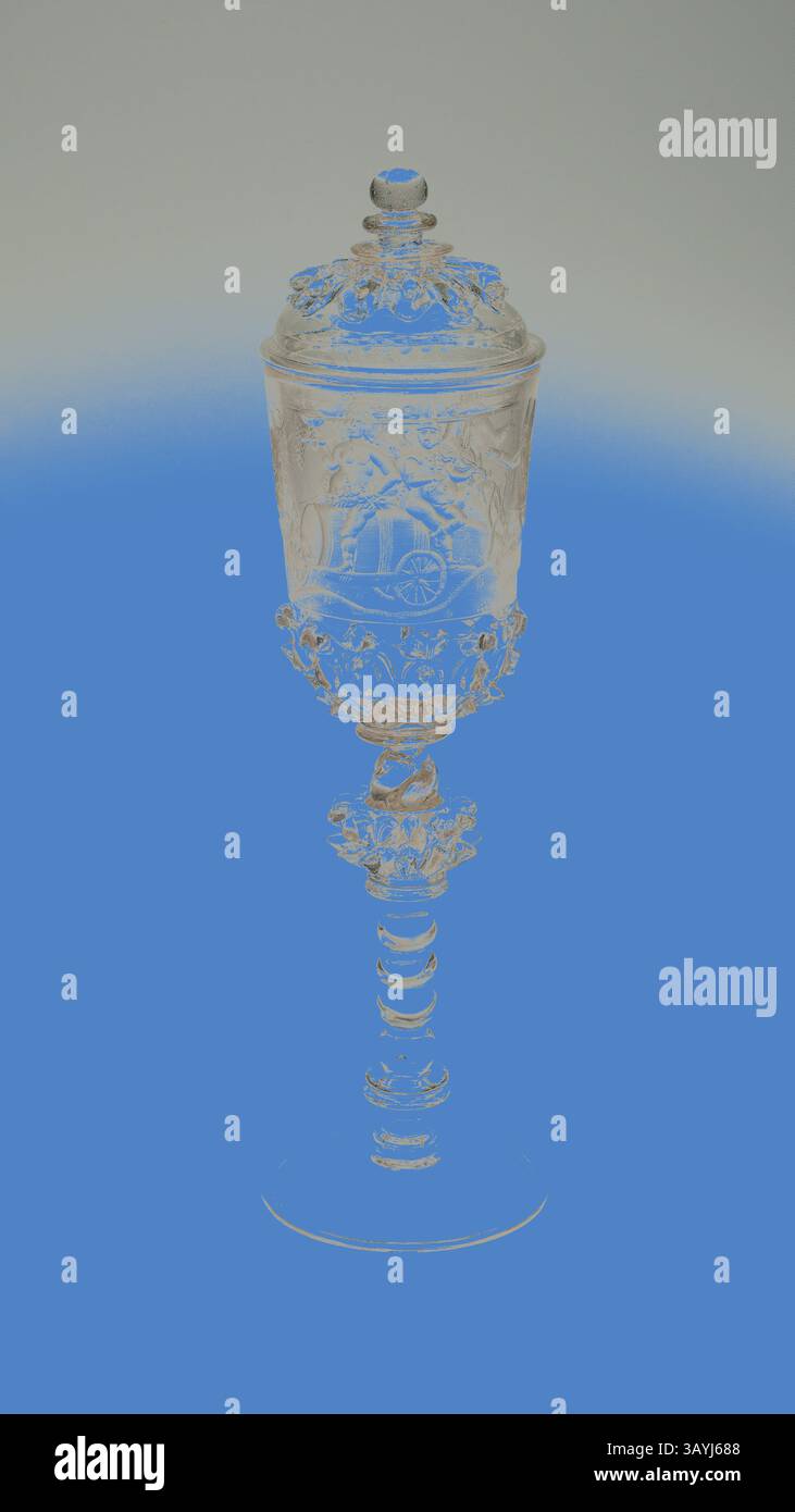 Un gobelet en verre finement sculpté présente des motifs ornés et un couvercle décoratif, reposant gracieusement sur une tige détaillée. Le savoir-faire met en valeur des motifs et des textures délicats, soulignant son élégance et son art artistique. Gobelet couvert (Pokal), c. 1730, Bohême, République tchèque, Bohême, verre, 34,3 × 8,9 cm (13 9/16 × 3 7/16 po) Art classique avec une touche moderne réinventé par Artotop Banque D'Images