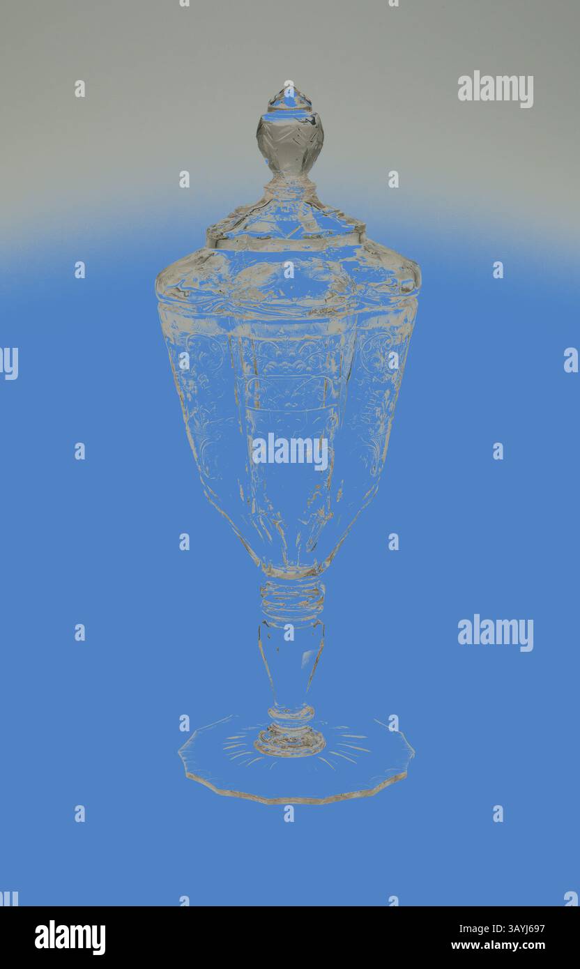 Un vase en verre magnifiquement conçu avec des motifs complexes et un couvercle de forme élégante repose sur un socle élancé, mettant en valeur son design délicat. L'arrière-plan présente une teinte douce et vibrante qui améliore la clarté et les détails du vase. Gobelet couvert, c. 1740, Allemagne, Riesengebirge, Riesengebirge, verre soufflé et moulé avec décoration gravée, 27,3 × 10,4 cm (10 3/4 × 4 1/16 po.) Art classique avec une touche moderne réinventé par Artotop Banque D'Images