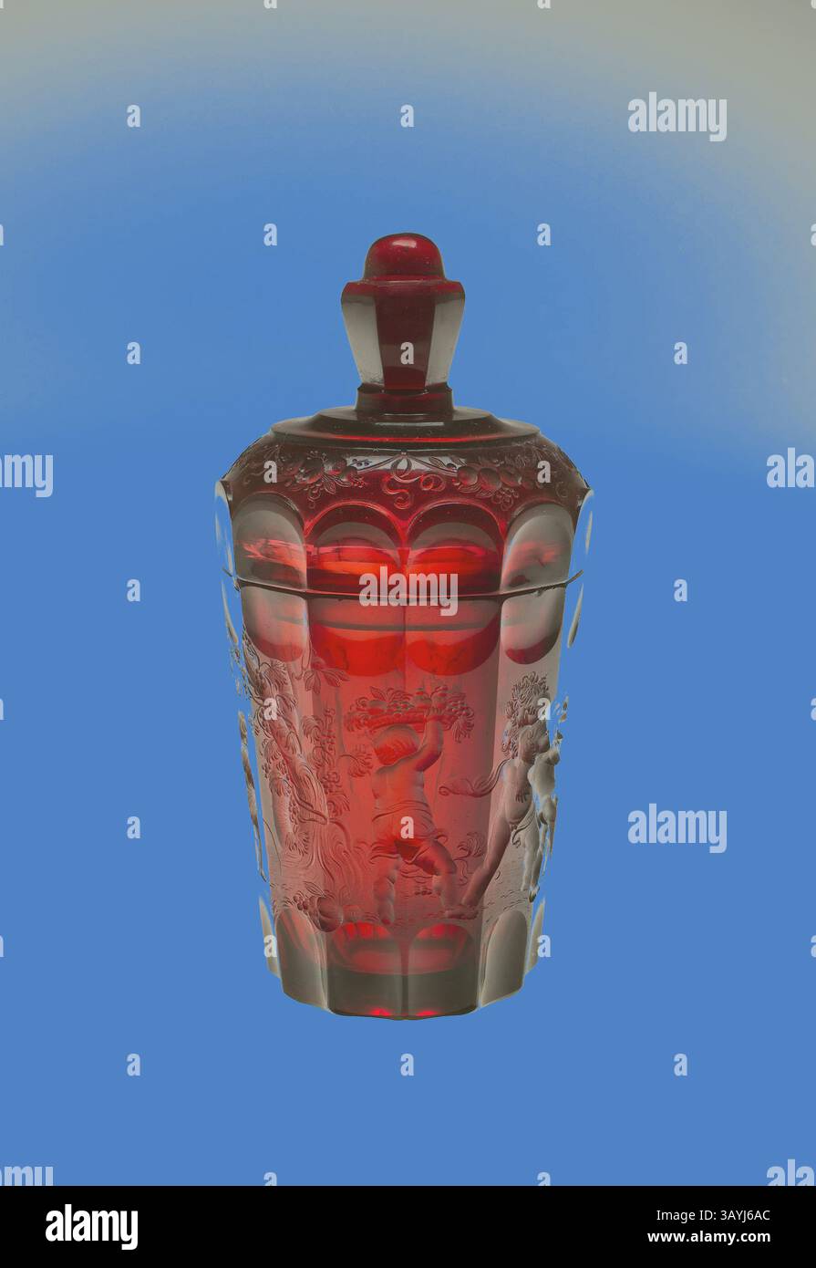 Un récipient en verre au design complexe avec une teinte rouge vif, avec des gravures détaillées de figures et de motifs ornés, surmonté d'un finial saisissant. Le fond contrasté souligne son élégance et son savoir-faire. Bécher avec couvercle, 1685/1700, gravure attribuée à Gottfried von Spiller (allemand, né en Tchécoslovaquie, c. 1663-1728), Allemagne, Potsdam, Potsdam, verre rubis, 19,1 × 8,1 cm (7 1/2 × 3 3/16 po) Art classique avec une touche moderne réinventé par Artotop Banque D'Images