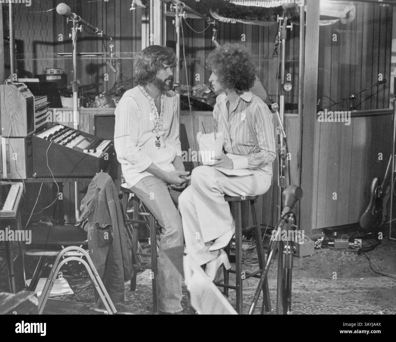 1976 BARBRA STREISAND et KRIS KRISTOFFERSON répètent sur le tournage d'une ÉTOILE EST NÉE (crédit image : © Globe photos/ZUMA Wire) Banque D'Images