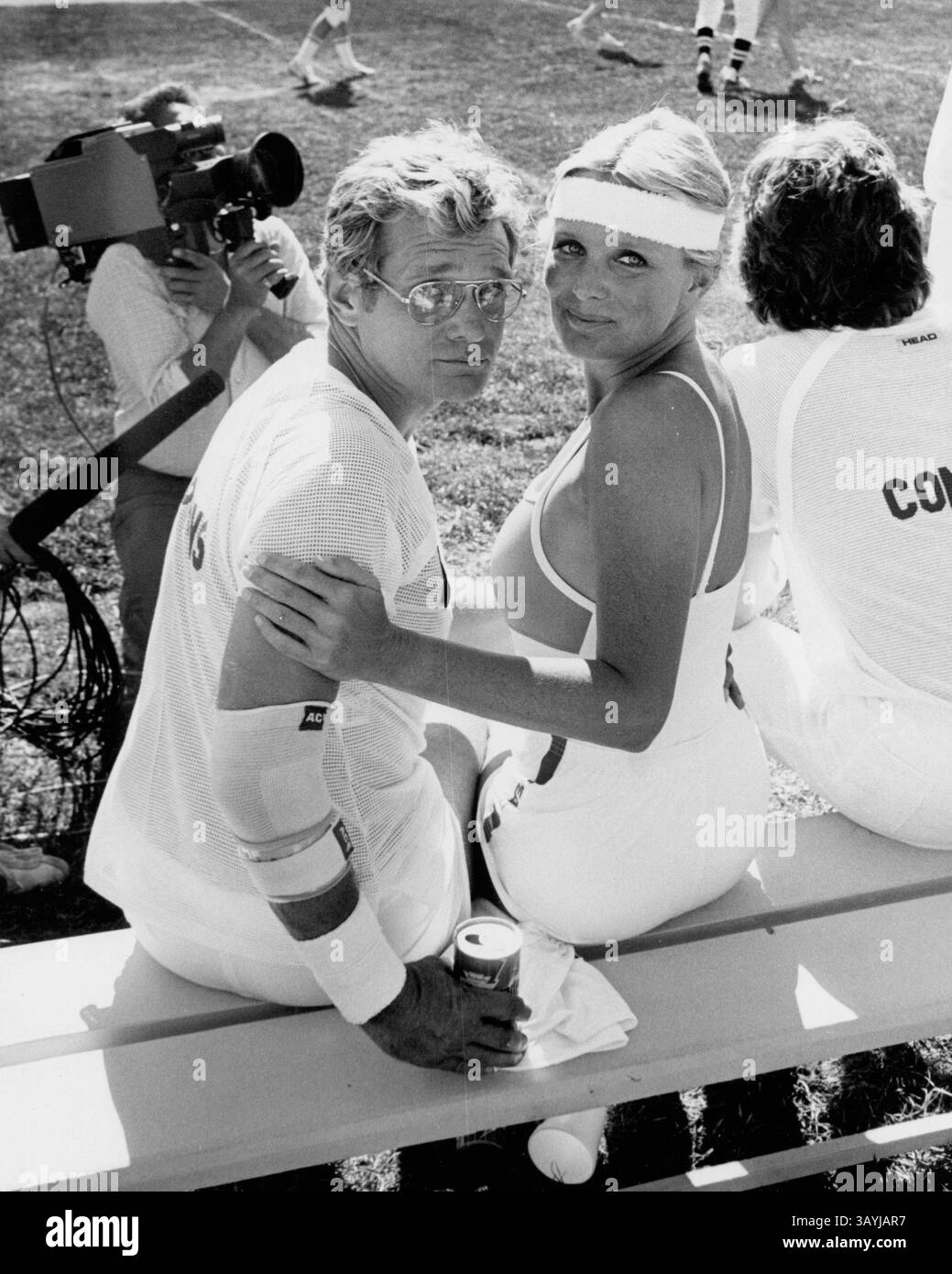 23 FÉV. 2011 - LINDA EVANS AVEC BOB HOPKINS A REPRÉSENTÉ ABC ET ''DYNASTIE'' COMME ILS ONT RÉCEMMENT CONCOURU DANS LA 10ÈME BATAILLE DES STARS DU RÉSEAU, TENUE À L'UNIVERSITÉ PEPPERDINE À MALIBU, CALIFORNIE 04-04-1981.FOURNI PAR PHOTOS, INC (Crédit image : © Globe photos/ZUMAPRESS.com) Banque D'Images