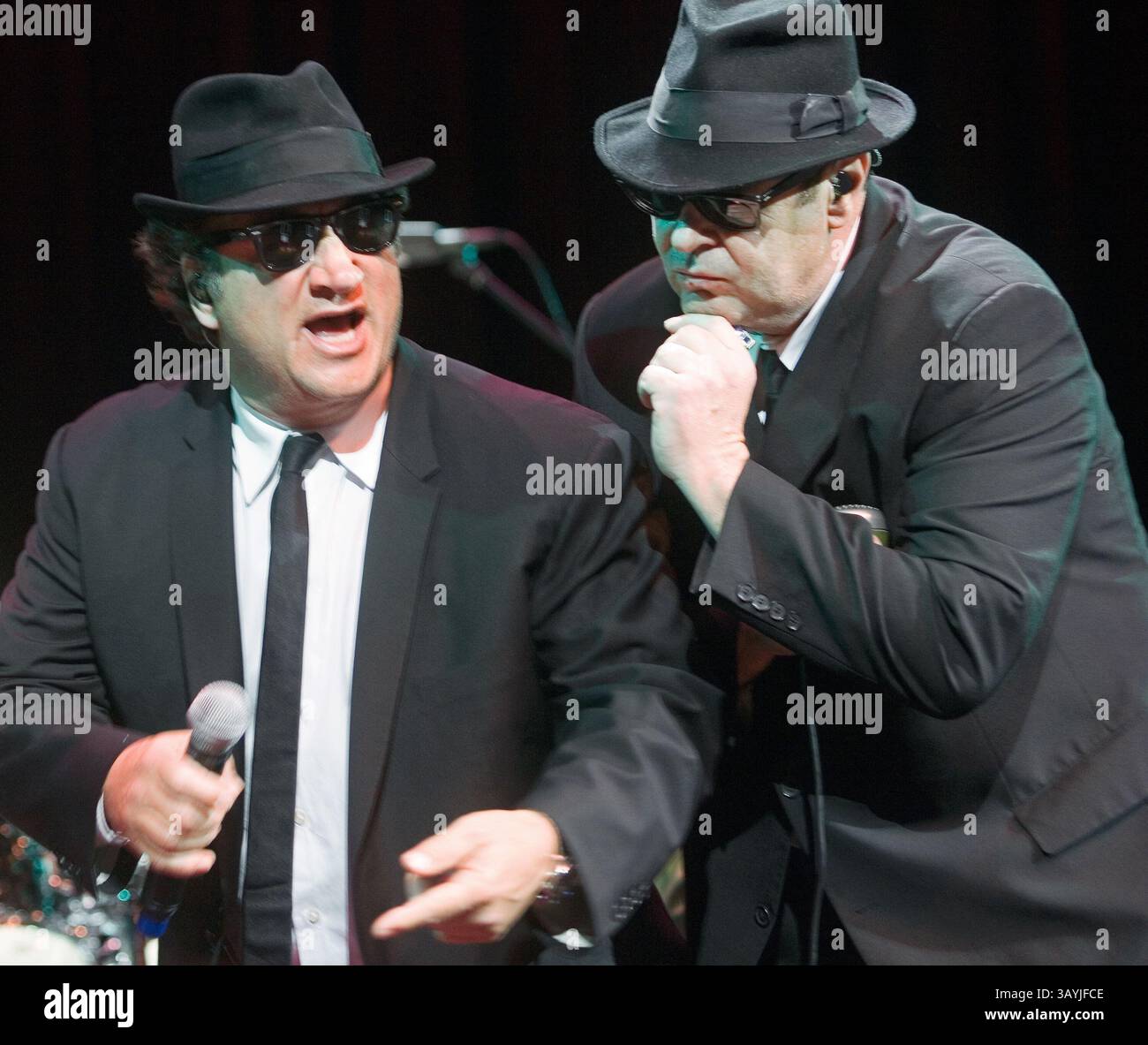 17 nov. 2007 - VANCOUVER, BC, CANADA - les acteurs et chanteurs DAN AKROYD, à droite, et JIM BELUSHI, les Blues Brothers, soutenus par le groupe Sacred Hearts, se produisent en plein air au River Rock Casino. (Crédit image : © Heinz Ruckemann/ZUMApress.com) Banque D'Images