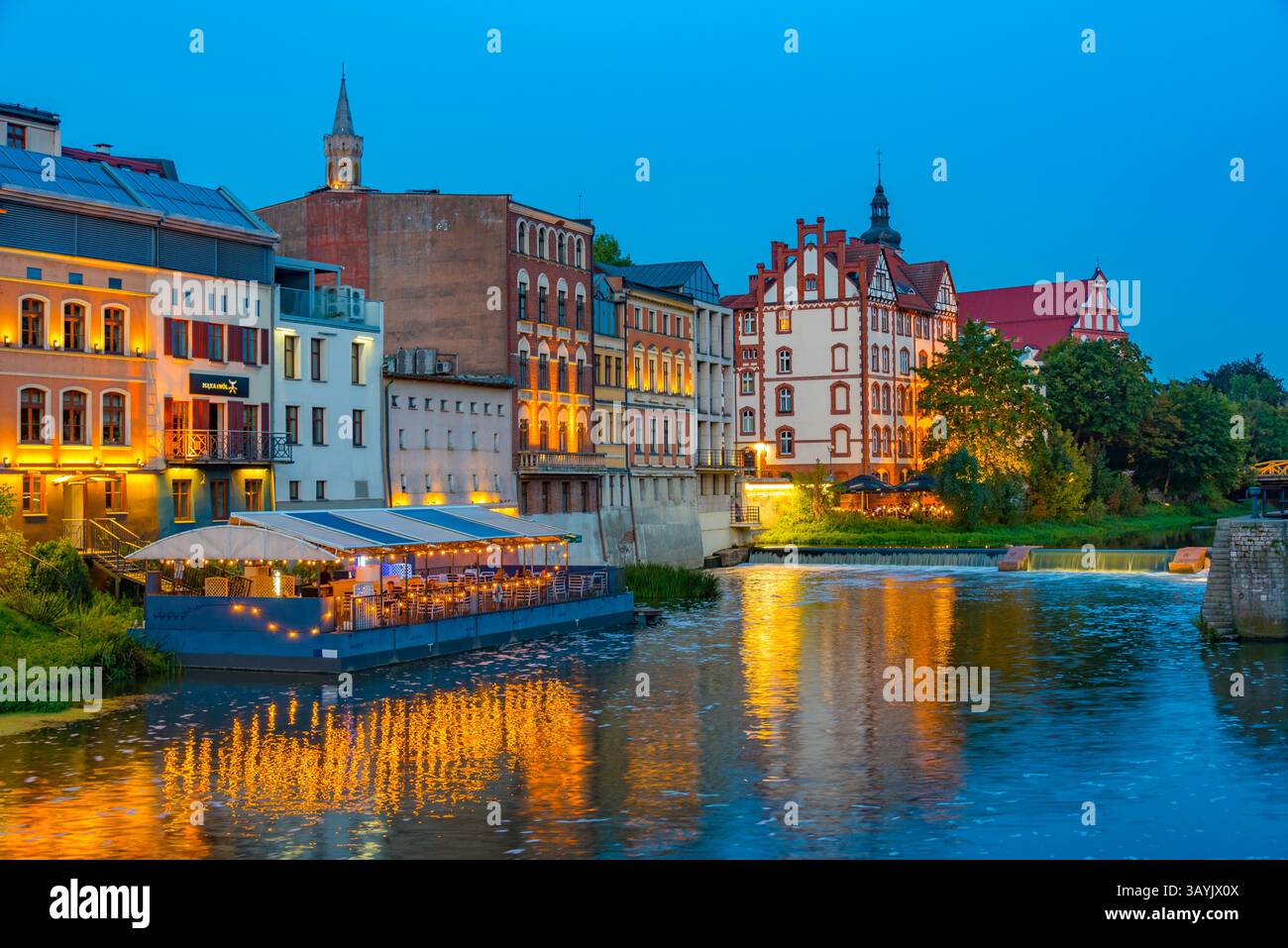 Riverside de Mlynowka à Opole, Pologne. IMAGE Banque D'Images