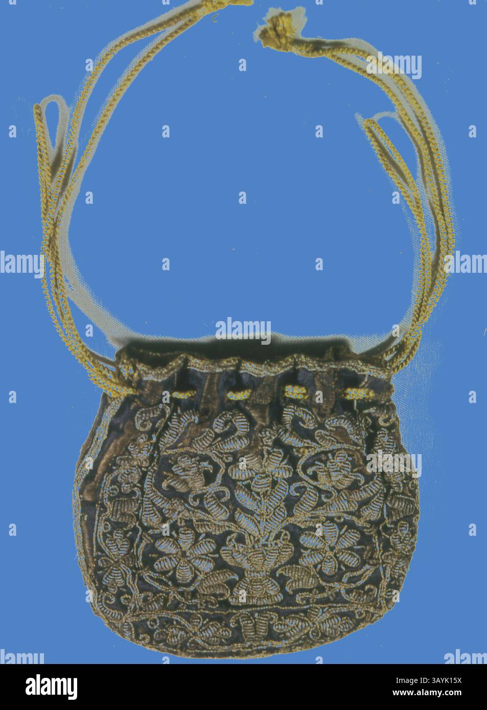 Une pochette au design sophistiqué ornée de broderies fleuries et d'une fermeture à cordon, rehaussée de fils dorés. L'artisanat détaillé met en valeur un riche patrimoine artistique, ce qui en fait un accessoire unique. Sac, 1601/25, Angleterre, soie, tissage satiné, sur lin, armure unie, doublée de soie, armure damassée, brodée en bandes dorées argentées enroulées autour d'un noyau de fibre de soie, en purl, 10,5 × 10,9 cm (4 1/8 × 4 1/4 po.) Art classique avec une touche moderne réinventé par Artotop Banque D'Images