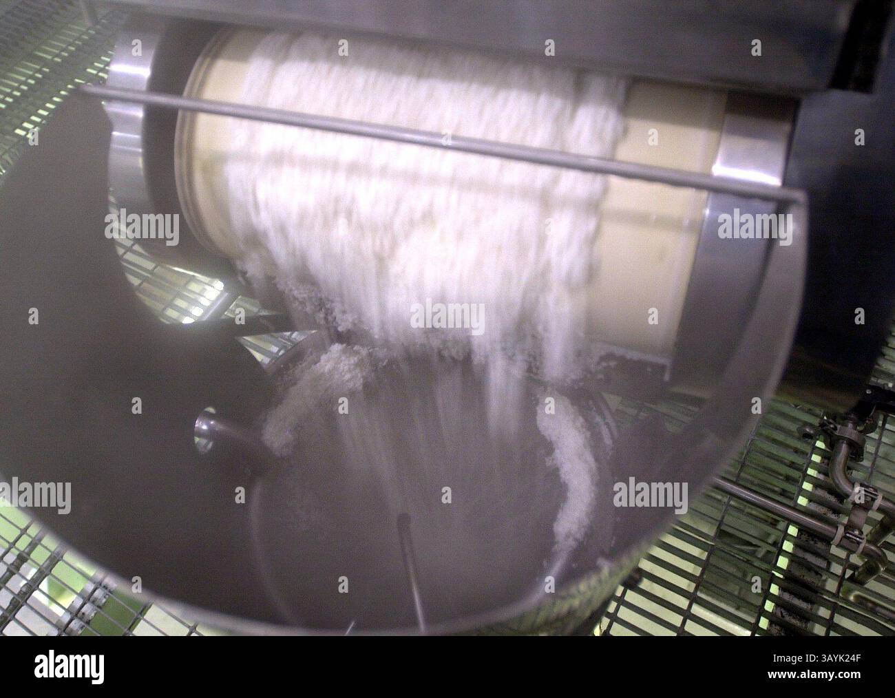 Des milliers de livres de riz calrose à grains moyens sont envoyées par le processus de production à Gekkeikan Sake (États-Unis) mardi 21 octobre 2003. Gekkeikan Sake (États-Unis), la seule brasserie nord-américaine de la société, distribue ses produits dans le monde entier à partir d'une installation calme nichée au cœur de Folsom, en Californie. Sacramento Bee / Carl Costas / ZUMA Press Banque D'Images Des milliers de livres de riz calrose à grains moyens sont envoyées par le processus de production à Gekkeikan Sake (États-Unis) mardi 21 octobre 2003. Gekkeikan Sake (États-Unis), la seule brasserie nord-américaine de la société, distribue ses produits dans le monde entier à partir d'une installation calme nichée au cœur de Folsom, en Californie. Sacramento Bee / Carl Costas / ZUMA Press Banque D'Images