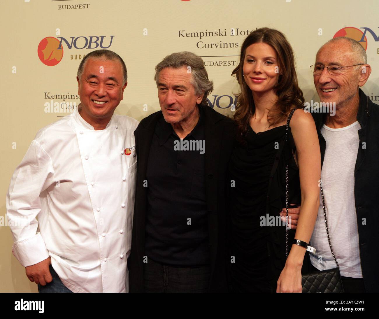 Oct 10, 2010 - Budapest, Hongrie - de gauche à droite, le chef NOBU MATSUHISA, ROBERT DE Niro, le rendez-vous de de Niro, le producteur hollywoodien MEIR TEPER à l'inauguration du restaurant Nobu à Budapest, Hongrie. (Crédit image : © Mark Milstein/NorthFoto/ZUMApress.com) Banque D'Images