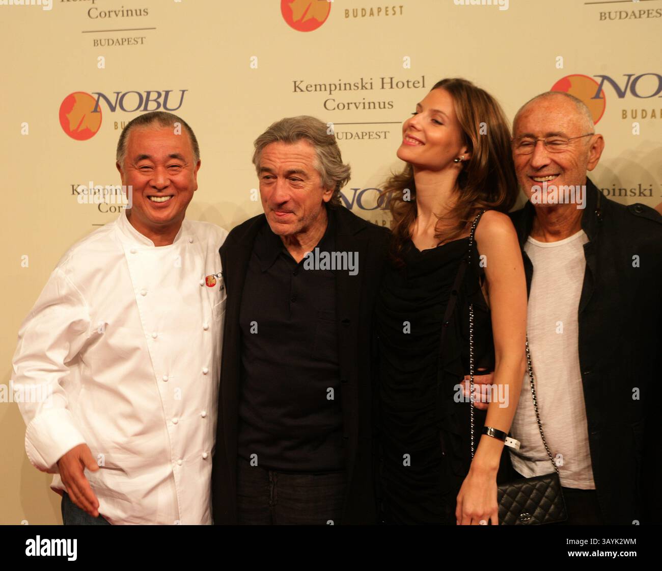 Oct 10, 2010 - Budapest, Hongrie - de gauche à droite, le chef NOBU MATSUHISA, ROBERT DE Niro, le rendez-vous de de Niro, le producteur hollywoodien MEIR TEPER à l'inauguration du restaurant Nobu à Budapest, Hongrie. (Crédit image : © Mark Milstein/NorthFoto/ZUMApress.com) Banque D'Images