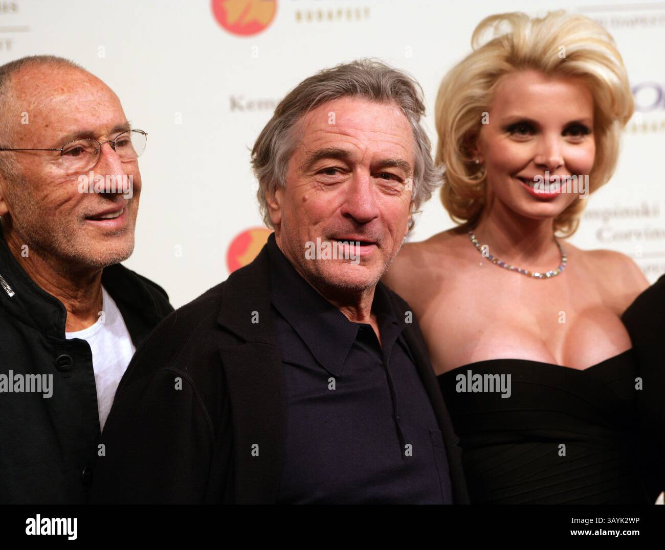 Oct 10, 2010 - Budapest, Hongrie - le producteur hollywoodien MEIR TEPER, l'acteur ROBERT DE NIRO, à gauche, l'actrice EVA TOTH lors de l'inauguration du restaurant Nobu à Budapest, Hongrie. (Crédit image : © Mark Milstein/NorthFoto/ZUMApress.com) Banque D'Images