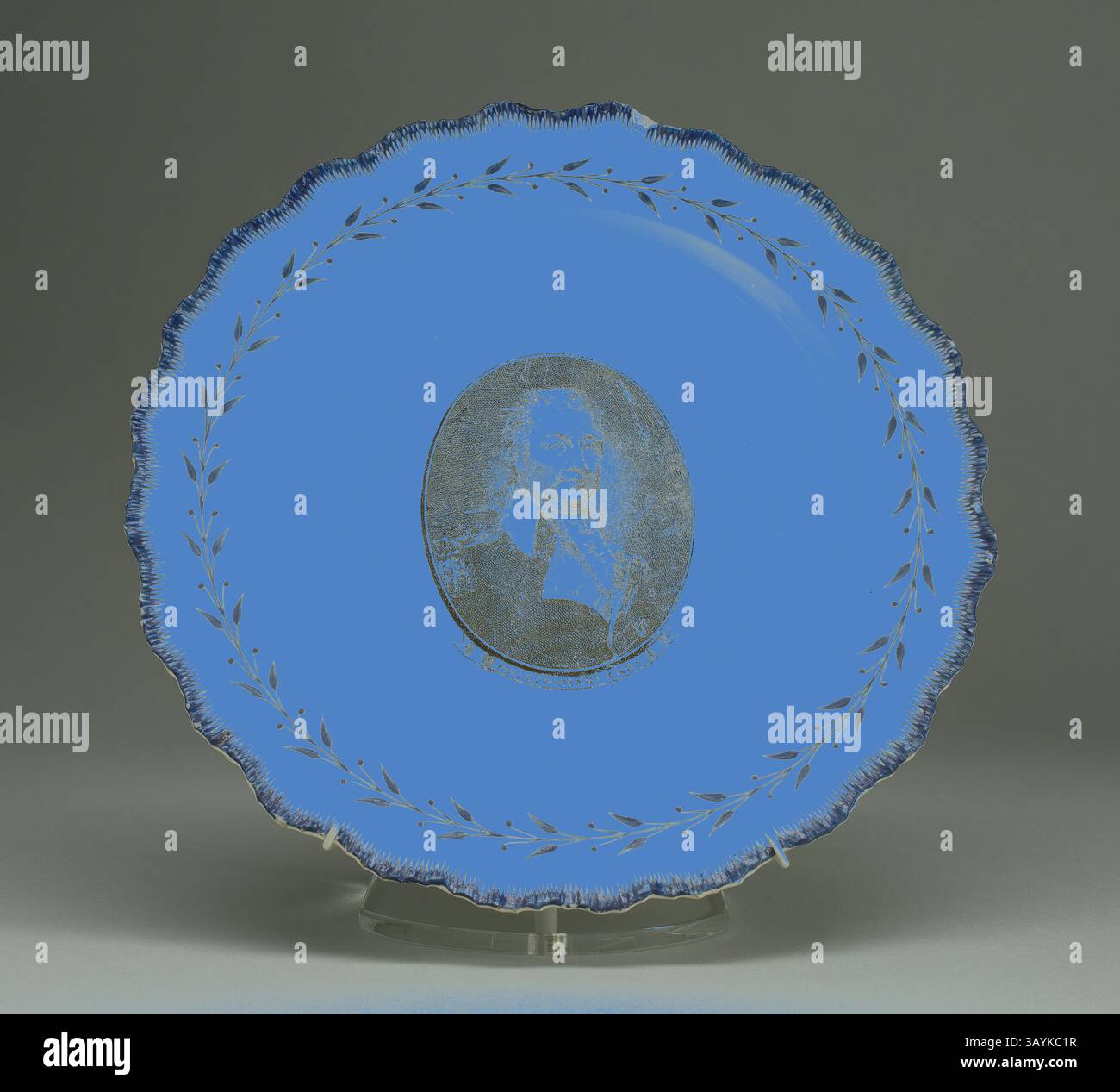 Une assiette décorative représentant un portrait central encadré par une délicate couronne de feuilles de laurier, sur fond bleu vif. Plate, c. 1790, anglais pour le marché américain, Leeds, Angleterre, Creamware, Diam. 24,3 cm (9 9/16 po) Art classique avec une touche moderne réinventé par Artotop Banque D'Images