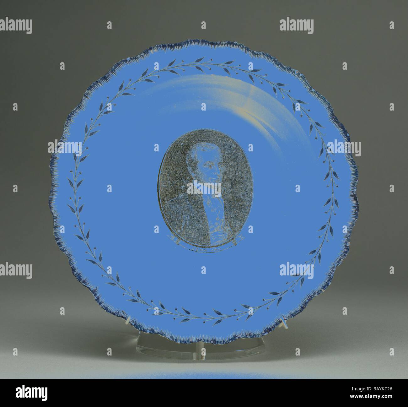 Assiette décorative ornée d'un portrait minutieusement détaillé encadré d'une couronne de laurier, surlignée sur un fond bleu éclatant. Assiette à soupe, c. 1790, anglais pour le marché américain, Leeds, Angleterre, Creamware, Diam. 24,3 cm (9 9/16 po) Art classique avec une touche moderne réinventé par Artotop Banque D'Images