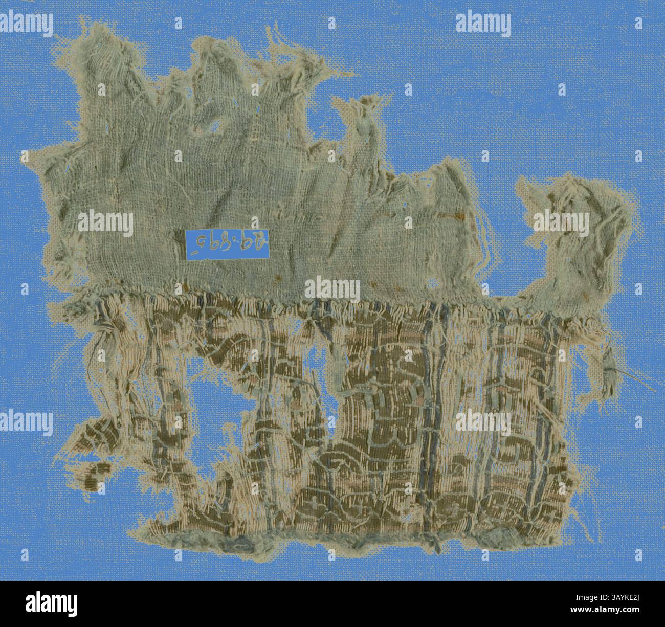 Un fragment de textile ancien présentant des motifs complexes, avec des restes de motifs délavés et des bords effilochés, suggérant un riche récit historique. Fragment, période fatimide (969-1171), Égypte, Égypte, lin et soie, tissage de tapisserie, 3,8 × 7 cm (1 1/2 × 2 3/4 po) Art classique avec une touche moderne réinventé par Artotop Banque D'Images