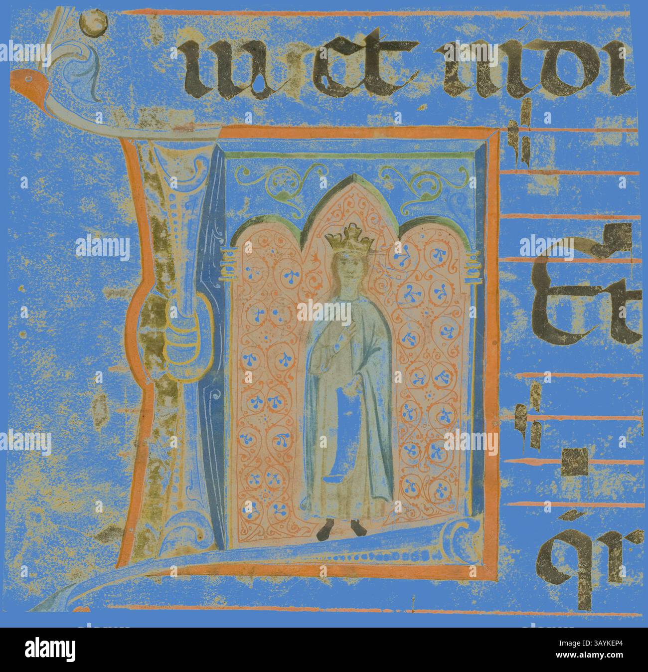 Une illustration détaillée montre une figure royale ornée d'une tenue élaborée, debout dans une voûte magnifiquement dessinée. L'arrière-plan présente des motifs complexes et des couleurs vibrantes, complétant la présence majestueuse de la figure. Le texte entourant l'image comprend des lettres stylisées, améliorant l'esthétique médiévale globale. Sainte dans un l initial historié tiré d'un livre de chœur, 1330/40, italien (Florence), cercle du Maître des Effigies dominicaines (italien, actif 1328-1350), Italie, manuscrit taillé en tempera et feuille d'or, avec inscriptions gothica textura en latin en noir Banque D'Images