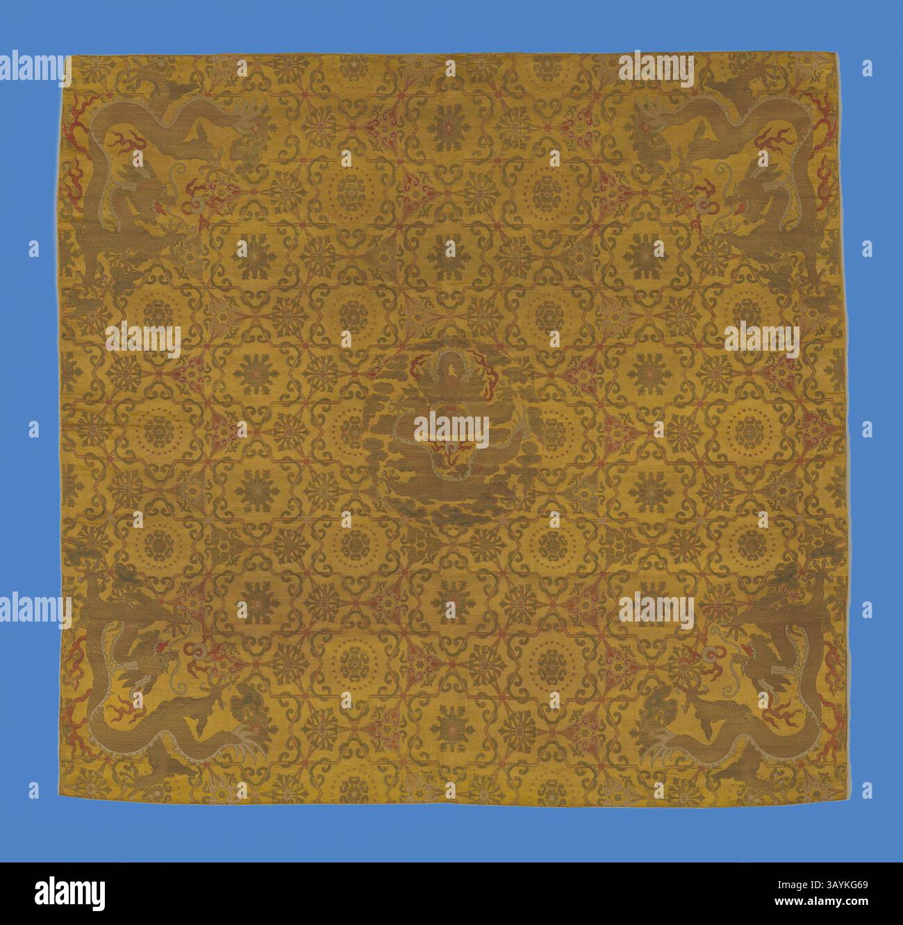 Un textile complexe avec des motifs floraux et des créatures mythiques ornés, avec une riche teinte dorée et des détails subtils qui capturent une sensation d'élégance et de savoir-faire. Panneau, 1875/1900, Chine, décoration en brique rouge, bleu, vert et gris sur fond beige. Panneau principal : rosettes lotus et feuillage de défilement en rouge. Séries de bordures de chaque côté : chaque tiers :, 105,2 × 109,9 cm (41 3/8 × 43 1/4 po) Art classique avec une touche moderne réinventé par Artotop Banque D'Images