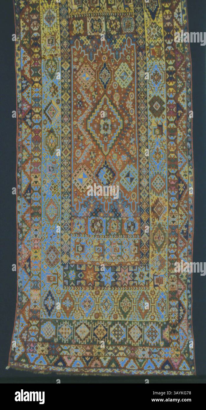 Un textile aux motifs riches aux motifs géométriques complexes et aux couleurs éclatantes, mettant en valeur un mélange de motifs traditionnels et de savoir-faire artisanal. Tapis, 1875–1900, Maroc, Rabat, Maroc, laine, armure unie avec trames d'enveloppement supplémentaires formant un poil coupé par une technique connue sous le nom de nœuds 'turcs' (Ghiordes), 469 × 179 cm (184 3/4 × 70 1/2 in.) Art classique avec une touche moderne réinventé par Artotop Banque D'Images