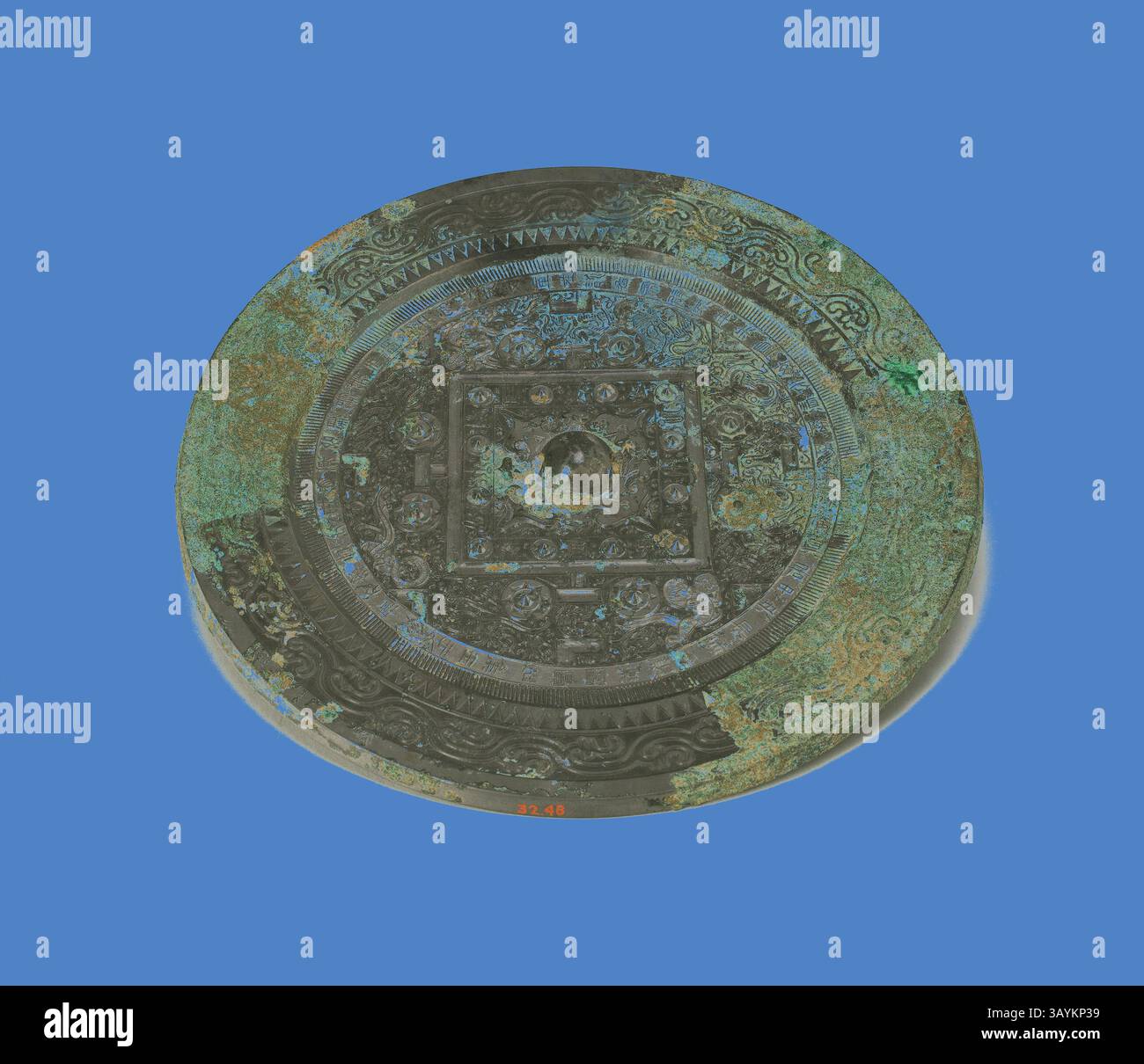 Un artefact circulaire orné avec des gravures complexes et un motif central, montrant des signes d'âge et de patine, sur un fond bleu vif. Miroir avec motif TLV, dynastie des Han orientaux (25–220), c. 1er siècle après J.-C., Chine, Bronze, Diam. 21,0 cm (8 1/4 po), épaisseur 0,5 cm (3/16 po) Art classique avec une touche moderne réinventé par Artotop Banque D'Images