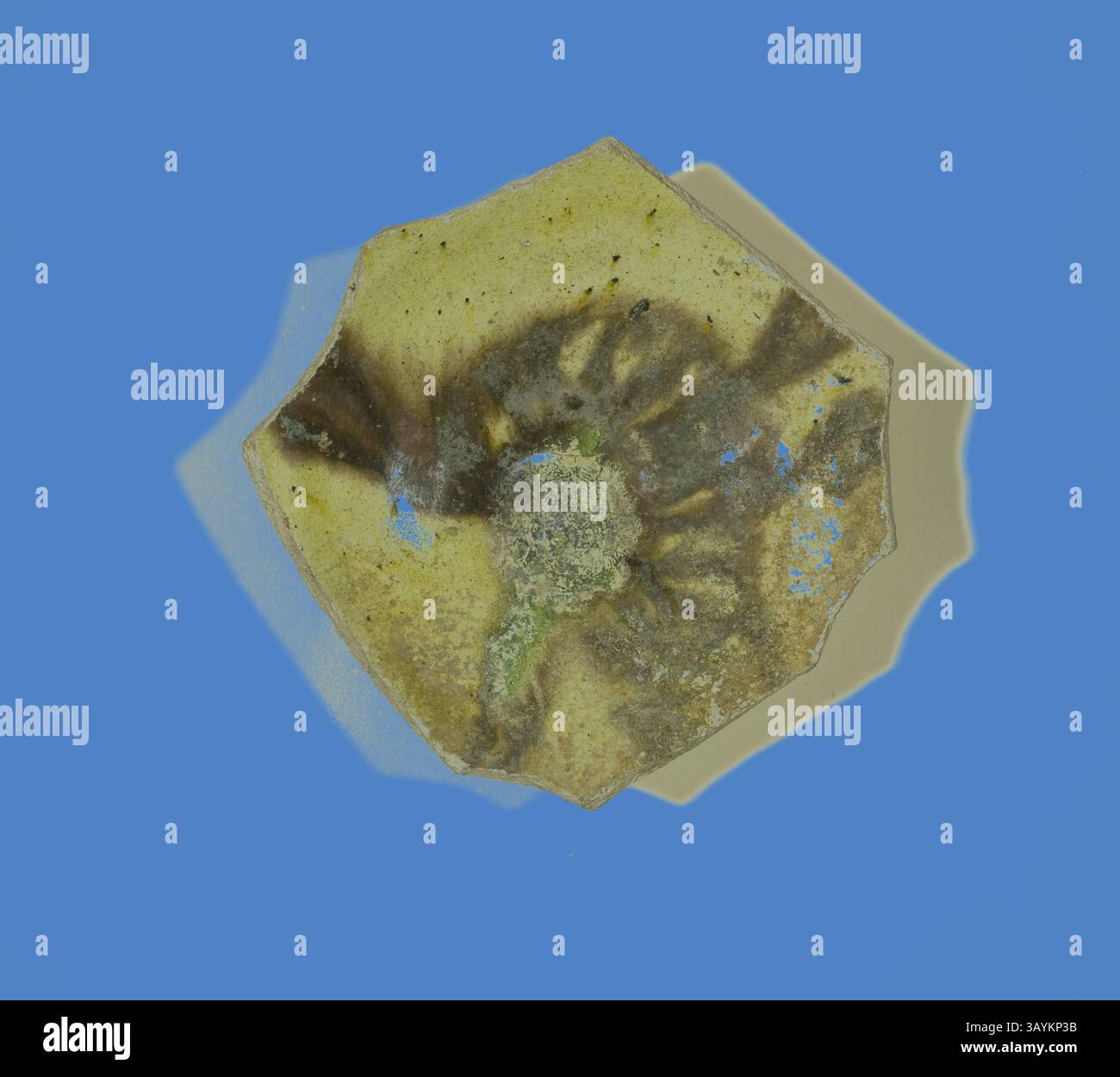 Spécimen minéral hexagonal avec une surface texturée, avec des nuances de jaune et de brun créant un contraste saisissant sur un fond bleu vif. Le centre présente un amas de formations cristallines, ajoutant de la profondeur et de l'intérêt à l'apparence globale. Fragment de bol, XIIIe/XIVe siècle, byzantin, Grèce, Serres ou Chypre, Empire byzantin, céramique, 3,2 × 10,5 × 10,5 cm (1 1/4 × 4 1/8 × 4 1/8 po.) Art classique avec une touche moderne réinventé par Artotop Banque D'Images