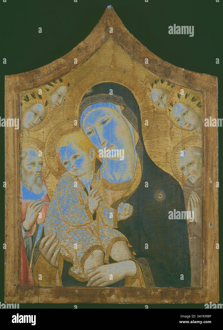 Une représentation sereine de la Vierge tenant l'enfant Jésus, entourée d'un halo de visages chérubiens. Les figures sont placées sur un fond doré orné, soulignant leur présence divine et favorisant un sentiment de tranquillité et de révérence. Vierge à l'enfant avec les saints Jérôme, Bernardino de Sienne et les anges, 1450/60, Sano di Pietro, italien, 1405–1481, Italie, Tempera sur panneau, surface peinte : 66,2 × 48,2 cm (26 1/8 × 19 1/4 in.) Art classique avec une touche moderne réinventé par Artotop Banque D'Images