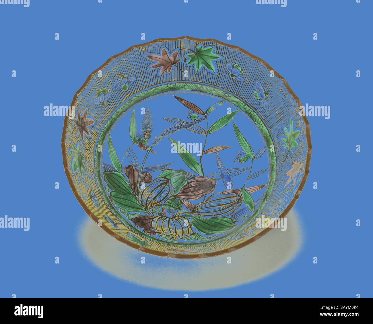 Un bol décoratif aux motifs botaniques complexes aux couleurs vives, mettant en valeur des feuilles et des éléments floraux sur un fond saisissant. Le savoir-faire est mis en valeur par des contours délicats et des motifs détaillés, apportant un sentiment d'élégance et de beauté inspirée de la nature. Kutani-style Sweets Tray, c. 1825, Japon, porcelaine avec décoration sous glaçure et émaux surglaçure, Diam. 20,32 cm Art classique avec une touche moderne réinventée par Artotop Banque D'Images Un bol décoratif aux motifs botaniques complexes aux couleurs vives, mettant en valeur des feuilles et des éléments floraux sur un fond saisissant. Le savoir-faire est mis en valeur par des contours délicats et des motifs détaillés, apportant un sentiment d'élégance et de beauté inspirée de la nature. Kutani-style Sweets Tray, c. 1825, Japon, porcelaine avec décoration sous glaçure et émaux surglaçure, Diam. 20,32 cm Art classique avec une touche moderne réinventée par Artotop Banque D'Images