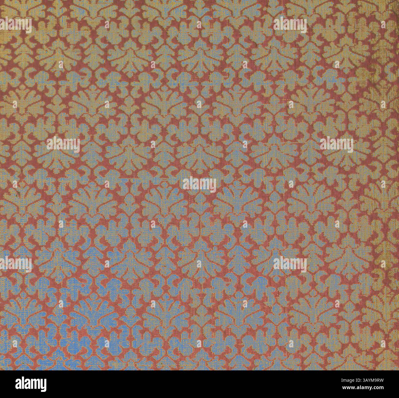 Un tissu riche avec un motif damassé complexe de fleurs tourbillonnantes et de feuillage dans des tons chauds de rouge, orange et bleu subtil, créant une esthétique classique et élégante. Panneau, XVIIe siècle, Italie, bande de soie et de métal doré, tissage Uni avec trames supplémentaires liées en entrelacements Unis, deux lisières présentes, 99,5 x 53,5 cm (39 1/8 x 21 in.) Art classique avec une touche moderne réinventé par Artotop Banque D'Images