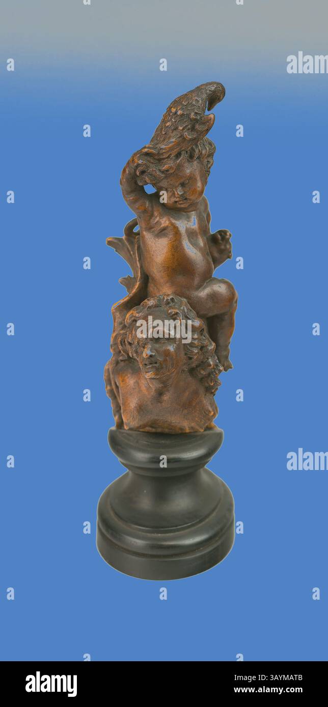 Sculpture détaillée représentant une figure chérubienne assise au sommet d'une représentation stylisée d'un visage, ornée de cheveux coulants et flanquée d'éléments décoratifs complexes. Le design général dégage un sentiment d'élégance et d'art, parfait pour l'affichage sur un piédestal. Putto, 1740/60, Allemagne du Sud, Allemagne du Sud, Boxwood, H. 8,9 cm (3 7/8 po) Art classique avec une touche moderne réinventé par Artotop Banque D'Images