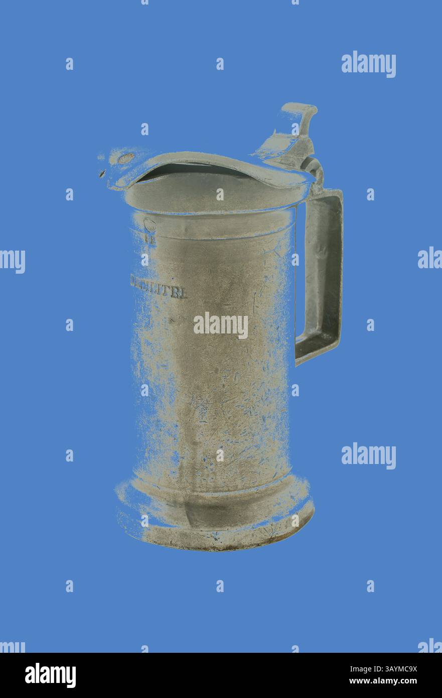Une citerne argentée de conception complexe avec un couvercle articulé et une poignée robuste, présentant une texture altérée qui fait allusion à son histoire et son utilisation. La tankard est posée sur un fond bleu vif qui contraste avec sa surface métallique. Mesure du décilitre, 1875/1895, Maison le Seigneur, Deverre, Caen, France, Caen, étain, 10,8 × 8,9 cm (4 1/4 × 3 1/2 (poignée incluse) in.) Art classique avec une touche moderne réinventé par Artotop Banque D'Images