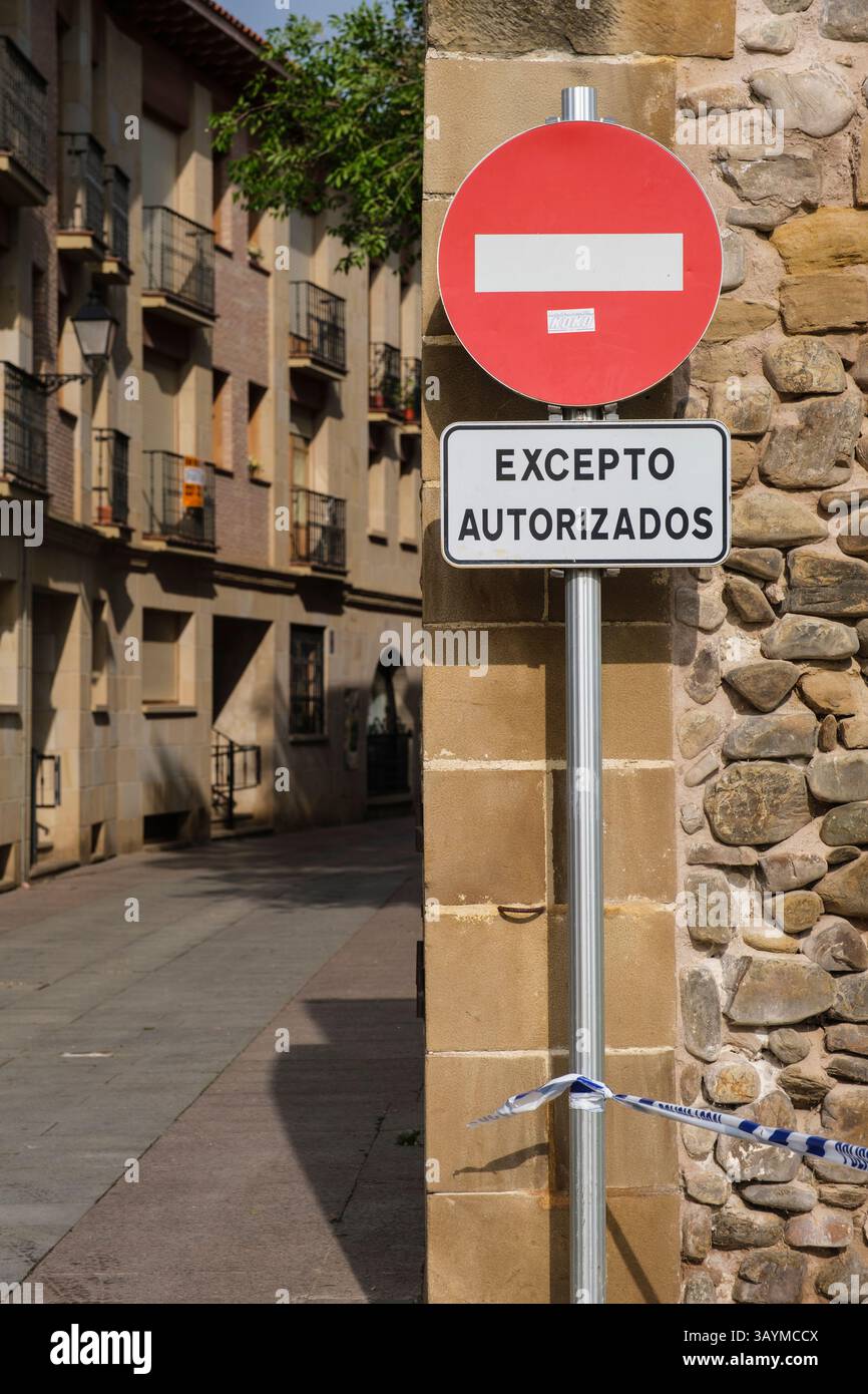 Espagne, Burgos. Panneau interdisant l'entrée d'un véhicule dans le vieux centre de la ville, sauf autorisation pour les résidents ou les entreprises. Banque D'Images Espagne, Burgos. Panneau interdisant l'entrée d'un véhicule dans le vieux centre de la ville, sauf autorisation pour les résidents ou les entreprises. Banque D'Images