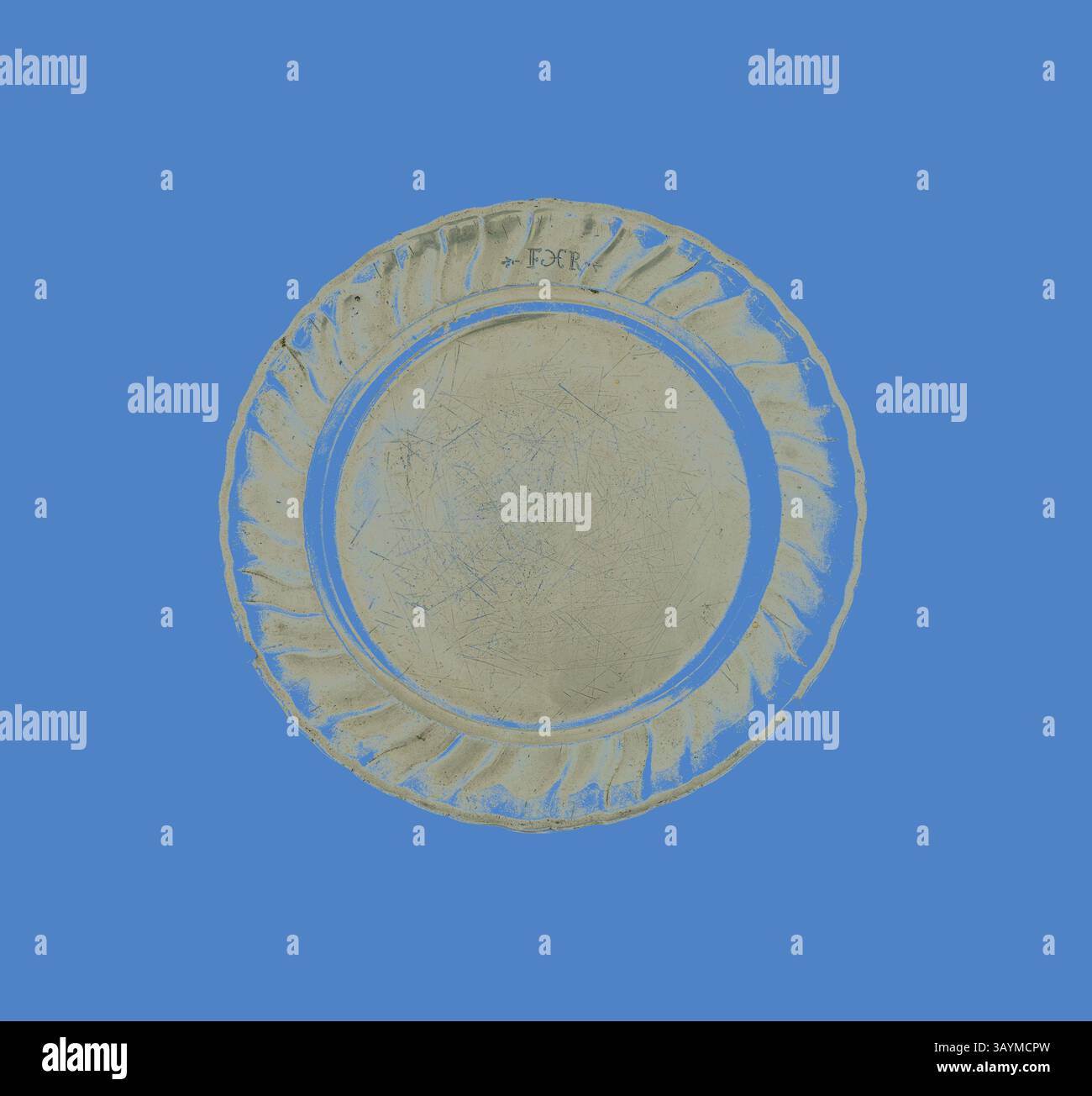 Une plaque circulaire avec un rebord décoratif et une surface légèrement texturée, avec un marquage gravé au centre. L'arrière-plan est d'un bleu éclatant, offrant un contraste saisissant avec les nuances métalliques subtiles de la plaque. Plaque, c. 1777, Joseph Heilingotter IV, tchèque, c. 1777, Tchécoslovaquie, République tchèque, étain, 4,5 × 21,7 cm (1 3/4 × 8 1/2 po.) Art classique avec une touche moderne réinventé par Artotop Banque D'Images