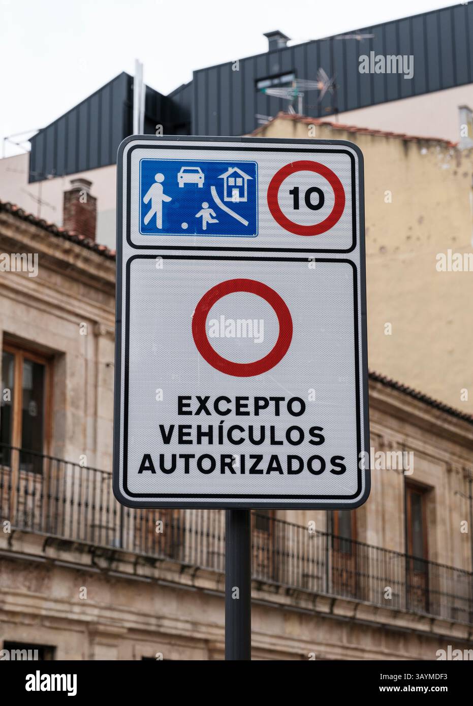 Espagne, Leon. Contrôle du trafic. Entrée interdite sauf pour les véhicules autorisés, Plaza de San Marcelo. Banque D'Images Espagne, Leon. Contrôle du trafic. Entrée interdite sauf pour les véhicules autorisés, Plaza de San Marcelo. Banque D'Images