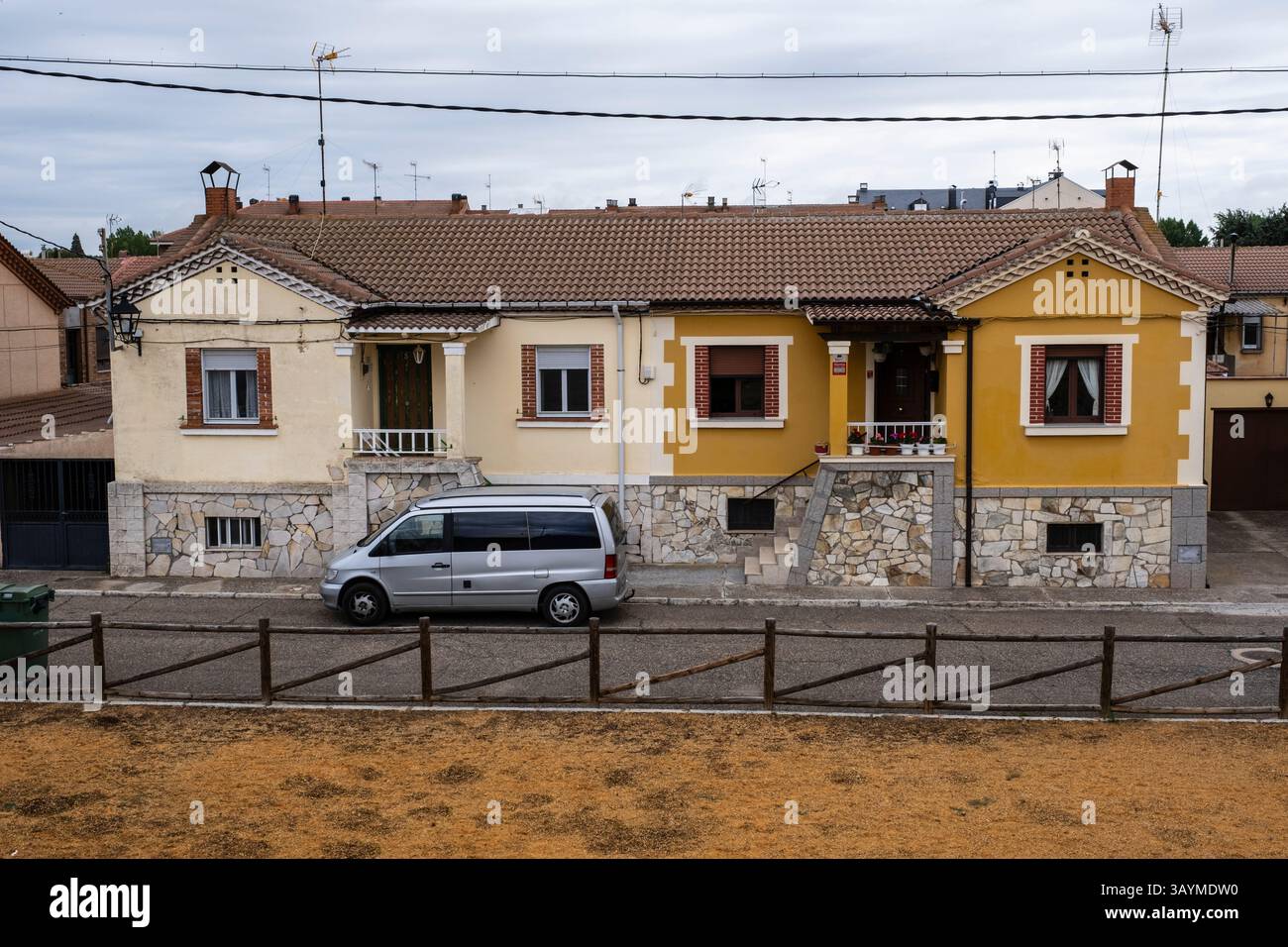 Espagne, Hospital de Orbigo, Castilla y Leon. Maisons duplex de classe moyenne. Banque D'Images