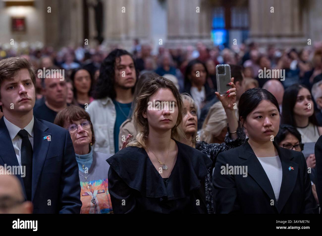 NEW YORK, NEW YORK - 22 AVRIL : les gens assistent à une messe spéciale pour le pape François dans la cathédrale de Patrick le 22 avril 2025, à New York. Le pape François est décédé tôt le matin du 21 avril à l’âge de 88 ans. Les funérailles du pape François, le premier pontife latino-américain, auront lieu samedi à Rome. Banque D'Images