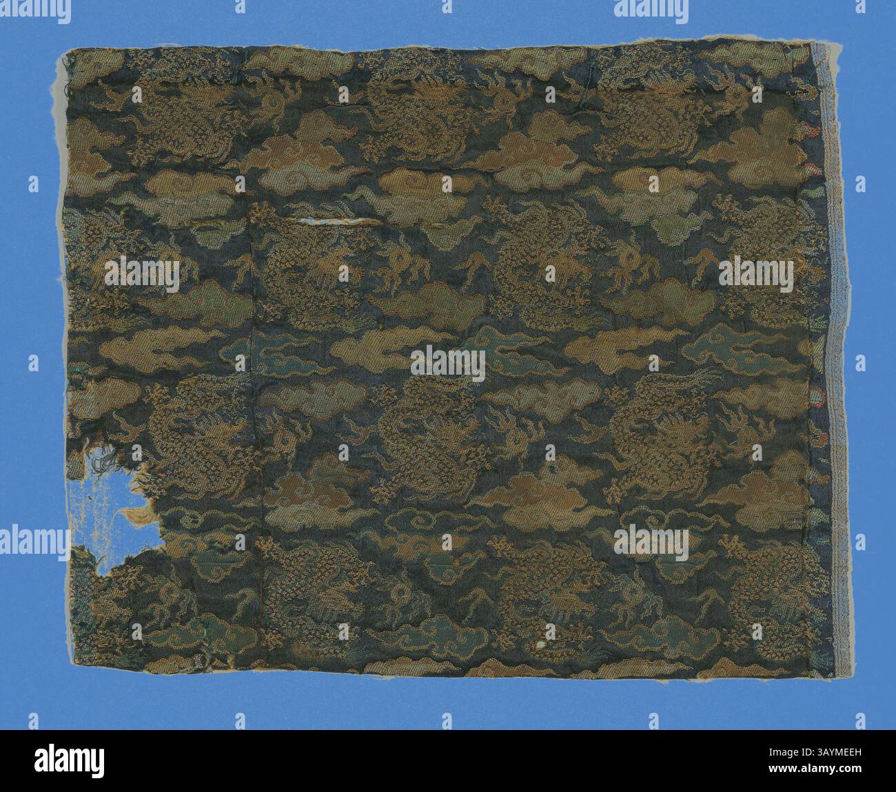 Un textile complexe avec nuages tourbillonnants et motifs dragon dans des tons terreux riches, mettant en valeur l'artisanat et le design traditionnels. Fragment, période Meiji (1868-1912), 1775/1800, Japon, soie, tissage satiné avec entrelacements satinés de chaînes de liaison secondaire et de trames auto-structurantes, 30,2 × 36,8 cm (11 7/8 × 14 1/2 po) Art classique avec une touche moderne réinventé par Artotop Banque D'Images