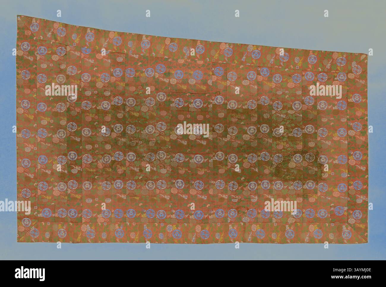 Une courtepointe vibrante avec un motif répétitif de motifs floraux et de motifs circulaires, superposés dans une tapisserie complexe qui mélange les couleurs et les formes sans couture. Kesa, période Meiji (1868-1912), fin du XIXe siècle, Japon, 197 x 129 cm (77 1/2 x 50 3/4 po.) Art classique avec une touche moderne réinventé par Artotop Banque D'Images