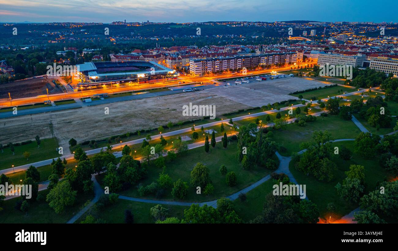 Coucher de soleil vue panoramique de Letna à Prague, République tchèque. IMAGE Banque D'Images