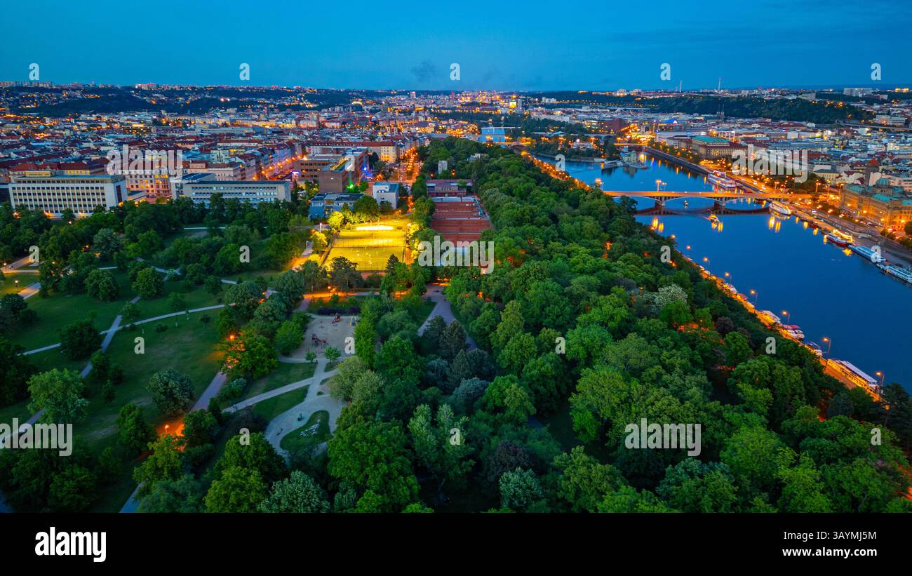 Coucher de soleil vue panoramique de Letna à Prague, République tchèque. IMAGE Banque D'Images