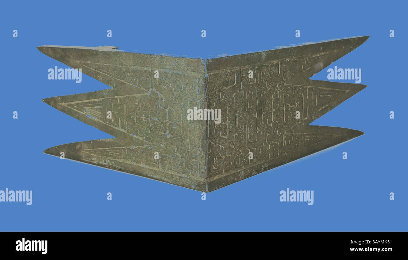 Une pièce sculpturale aux formes angulaires et tranchantes avec des motifs géométriques complexes gravés sur sa surface, créant un contraste visuel saisissant avec le fond bleu vif. Montage architectural (gong), dynastie Zhou orientale, période de printemps et d'automne (770–481 av. J.-C.), 7ème siècle av. J.-C., Chine, comté de Qishan, province de Shaanxi, Chine, Bronze Art classique avec une touche moderne réinventée par Artotop Banque D'Images