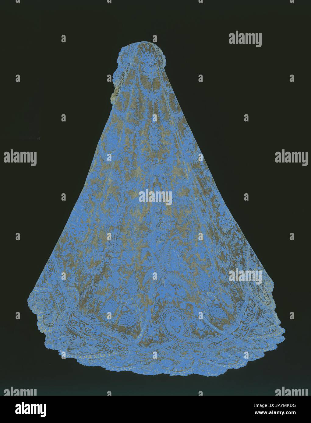 Cette robe délicate en dentelle drape élégamment, arbore des motifs complexes qui suggèrent une élégance intemporelle. Le tissu est gracieusement en cascade sur le sol, créant un sentiment de drame et de sophistication. Voile avec armoiries de la famille impériale russe, 1875/1900, Belgique, Belgique, coton, dentelle d'aiguille d'un type connu sous le nom de 'point de gaze Classic art avec une touche moderne réinventée par Artotop Banque D'Images